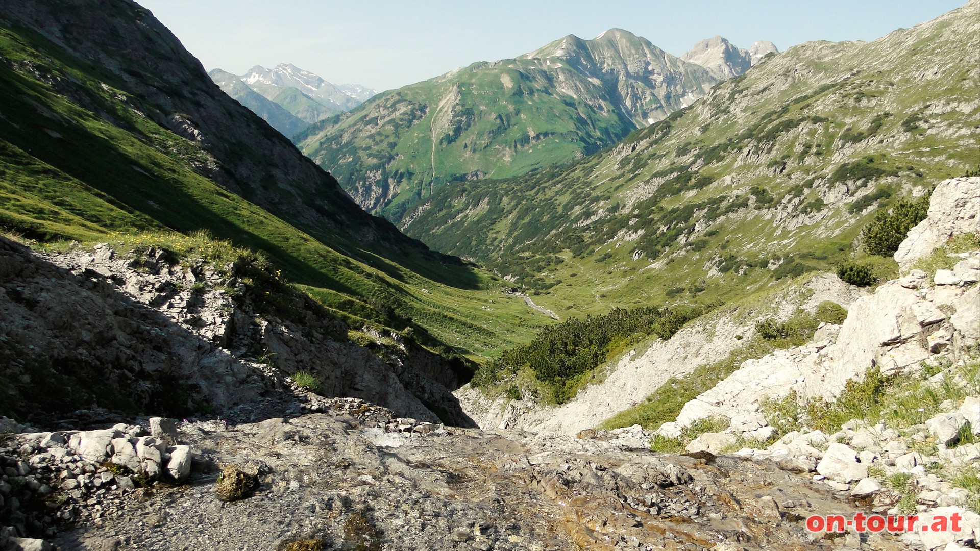 Einige Hhenmeter spter; Rckblick nach SW hinunter zur Oberen Rossgumpenalpe. Dahinter, von li. nach re.; Muttekopf, Wildmahdspitze und Wilder Kasten.