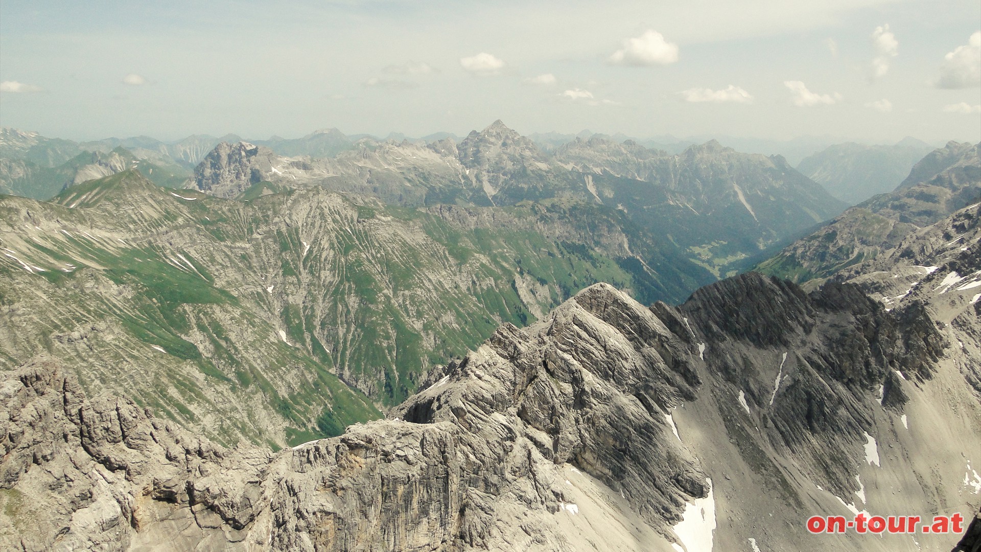 Im Nordosten der markante 2.592 m hohe Hochvogel (Mitte); ebenfalls direkt an der Staatsgrenze. Der Einschnitt markiert das Hornbachtal.