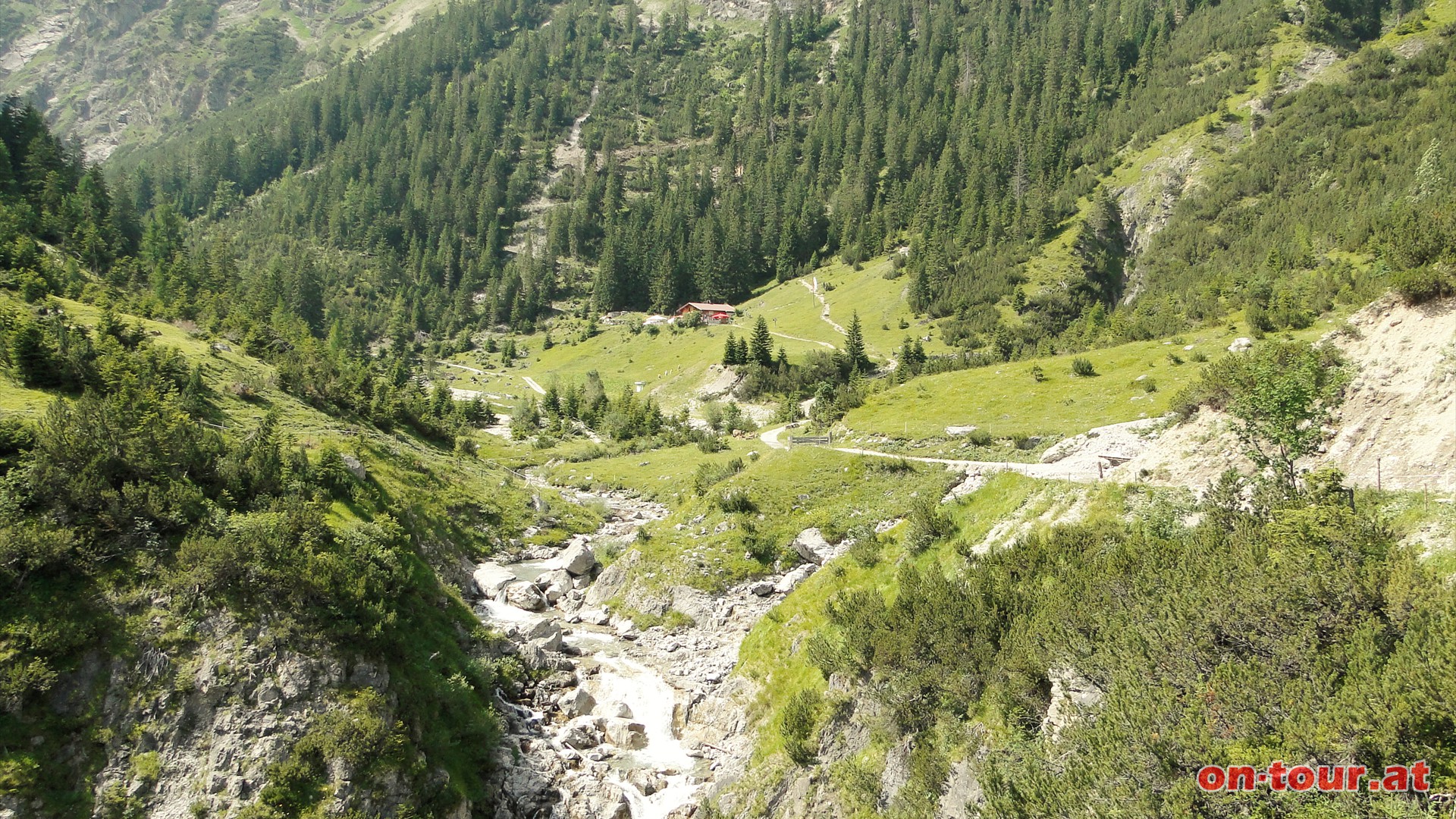 Nach etwa 1  Stunden erreicht man die Untere Rossgumpenalpe.........