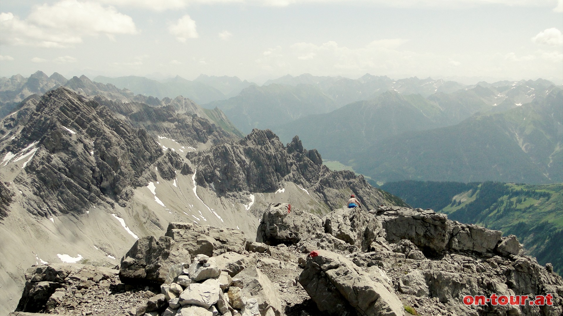 Nrdlich vom Lechtal (links) verluft die Hornbachkette, zu der auch der Krottenkopf gehrt. 