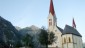 Start; Holzgau im Tiroler Lechtal. Im Umkreis der schnen Kirche gibt es einige Parkmglichkeiten. Die Wegmarkierungen sind bereits im Ort gut platziert. 