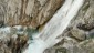 Vorbei am tosenden Simms-Wasserfall.