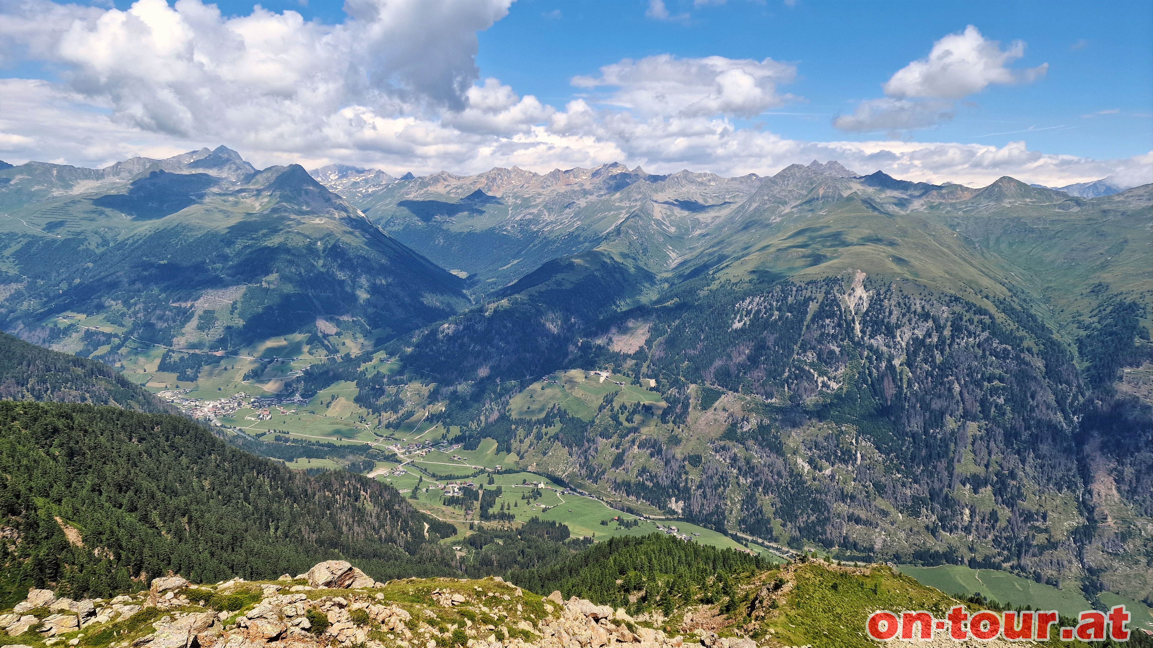 Kleiner Leppleskofel; N-Panorama mit Defereggental und Lasrlinggruppe.