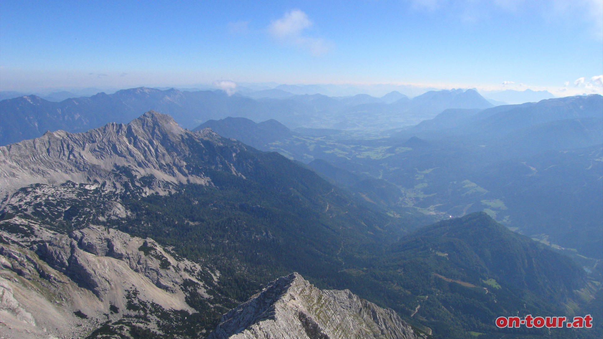 Im Osten das Stodertal, links der Kleine Priel.