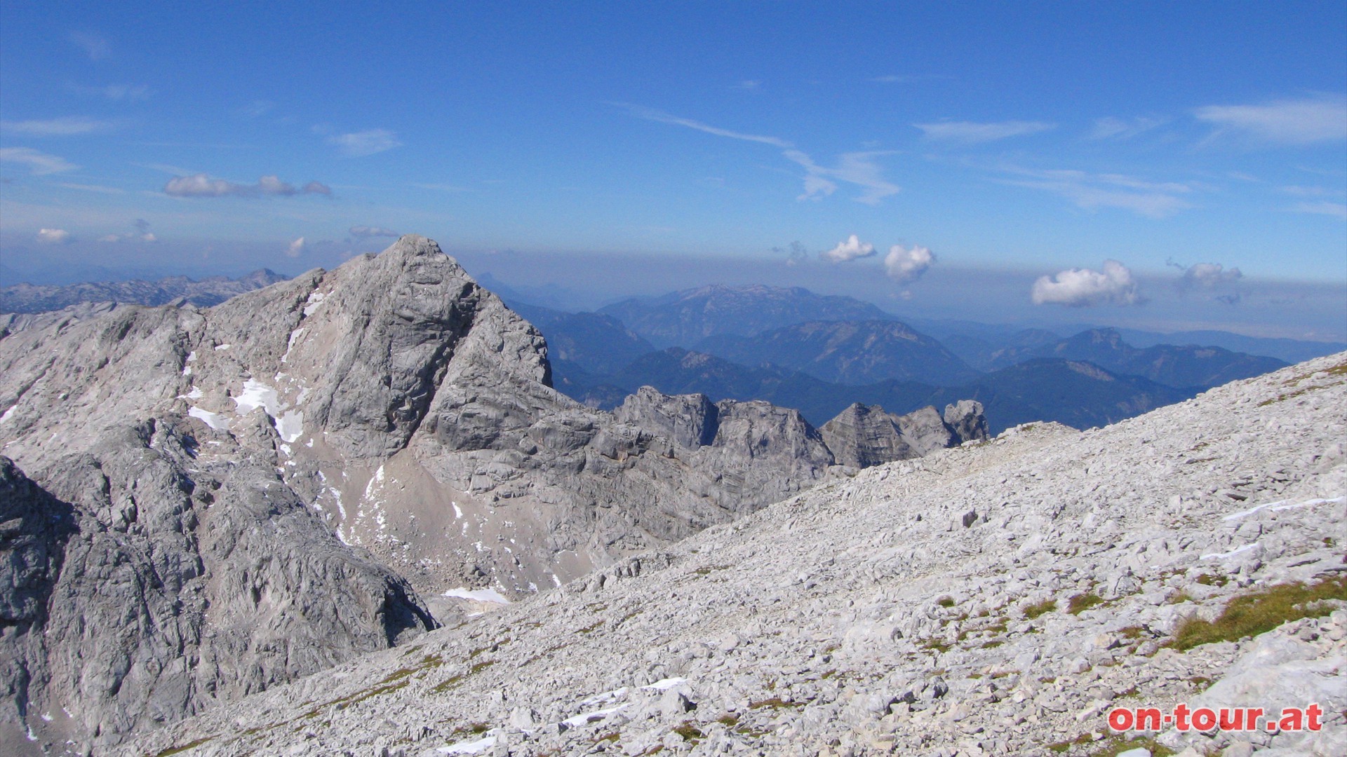 Im Westen der Schermberg (links) und das Hllengebirge (rechts).