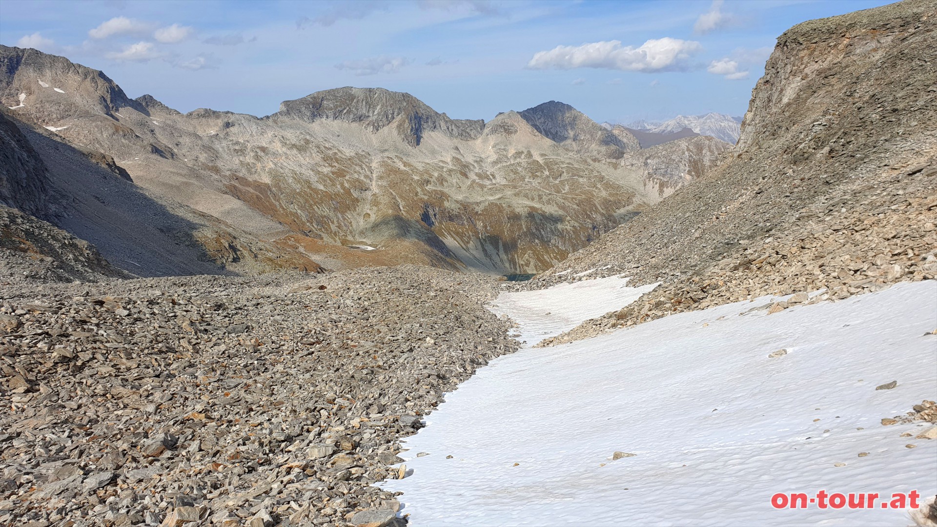 Abstieg ins Seekar. Im Hintergrund die Kesselwand (links) und die Kesselspitze (rechts).