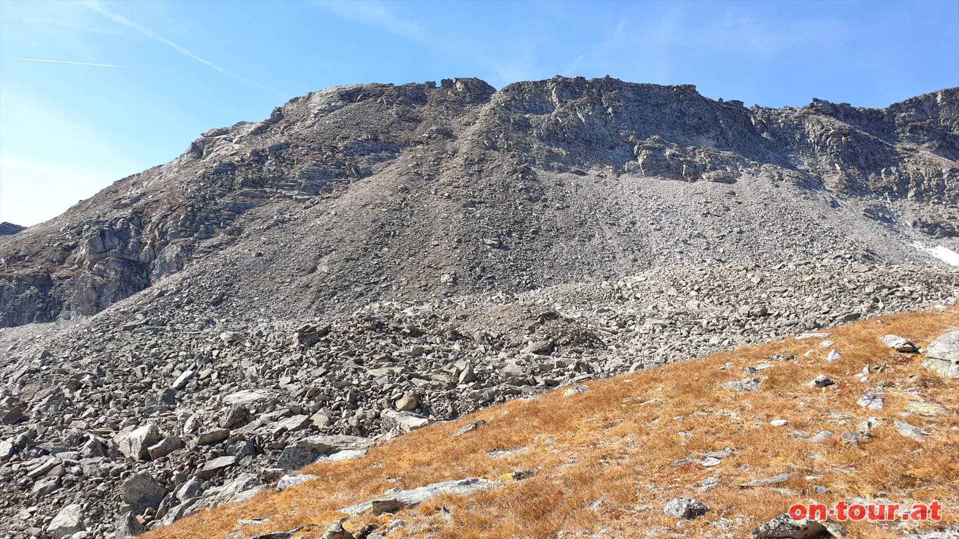 Auf ca. 2.700 m nach links queren und ber das Kar zum Ostgrat des Mittleren Sonnblicks. Beim Gerllfeld bis zur markanten Kerbe aufsteigen.