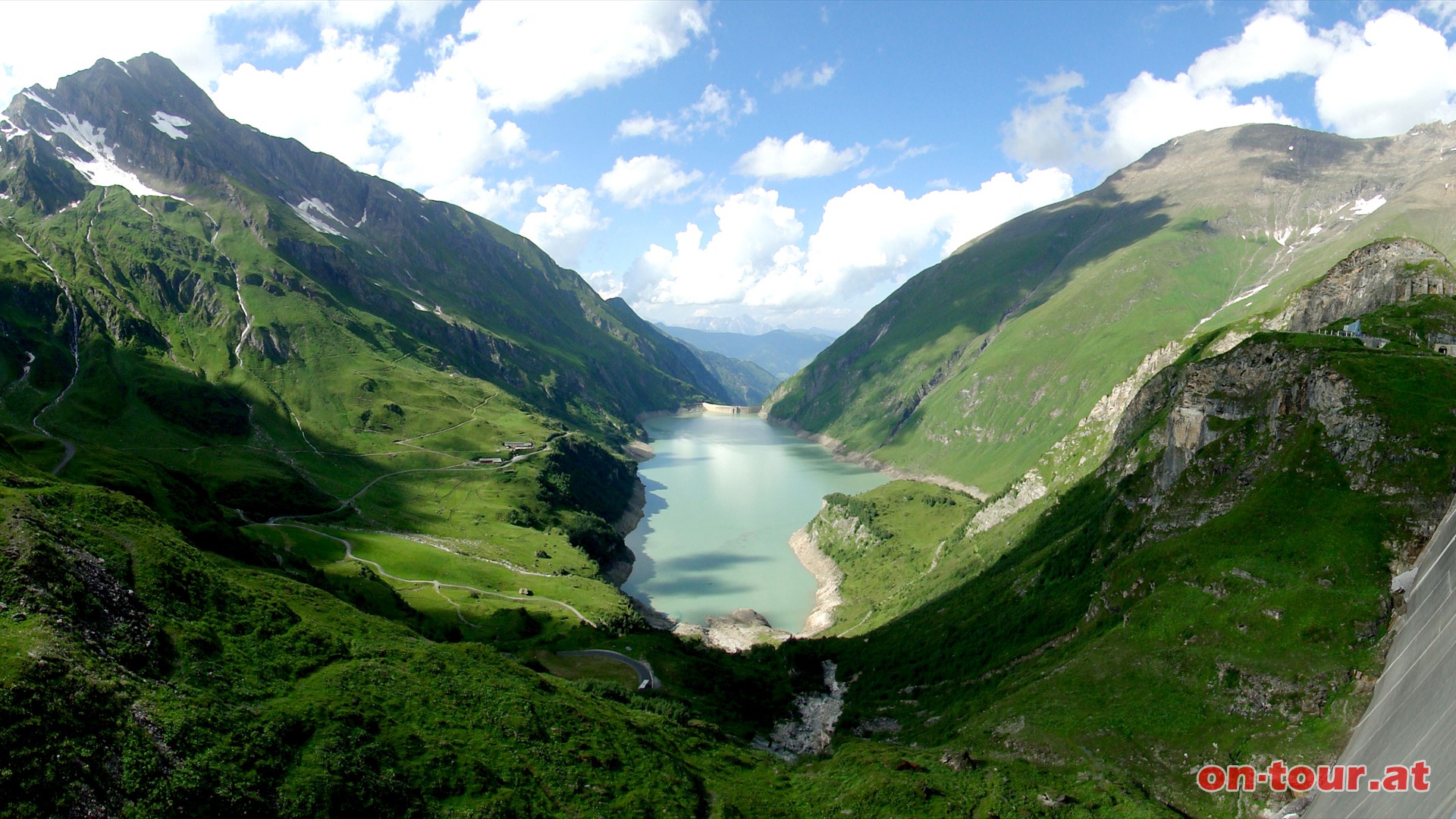 Am Damm der Moosersperre. Der Stausee Wasserfallboden talauswrts.