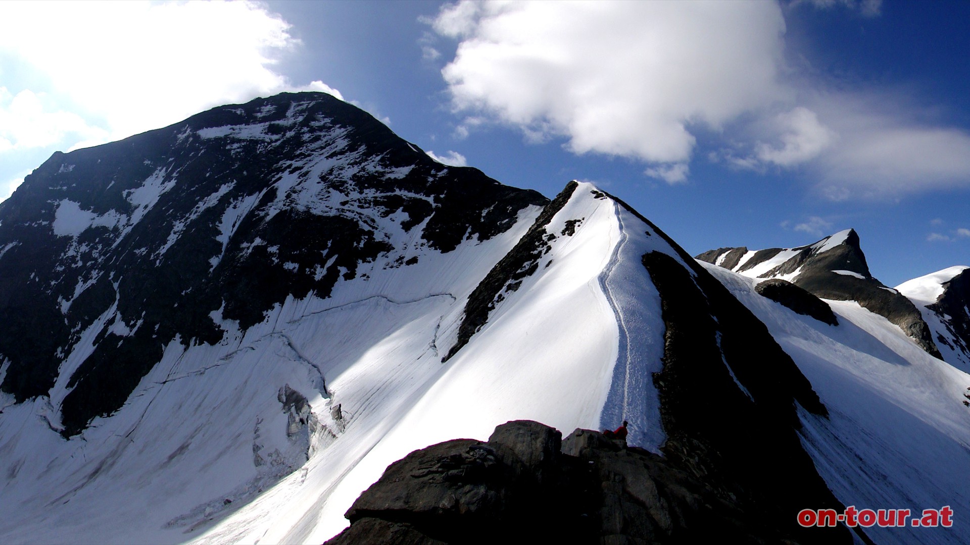 Am Kaindlgrat wird es schon ausgesetzter. Links bereits der mchtige Gipfelaufbau vom Wiesbachhorn.
