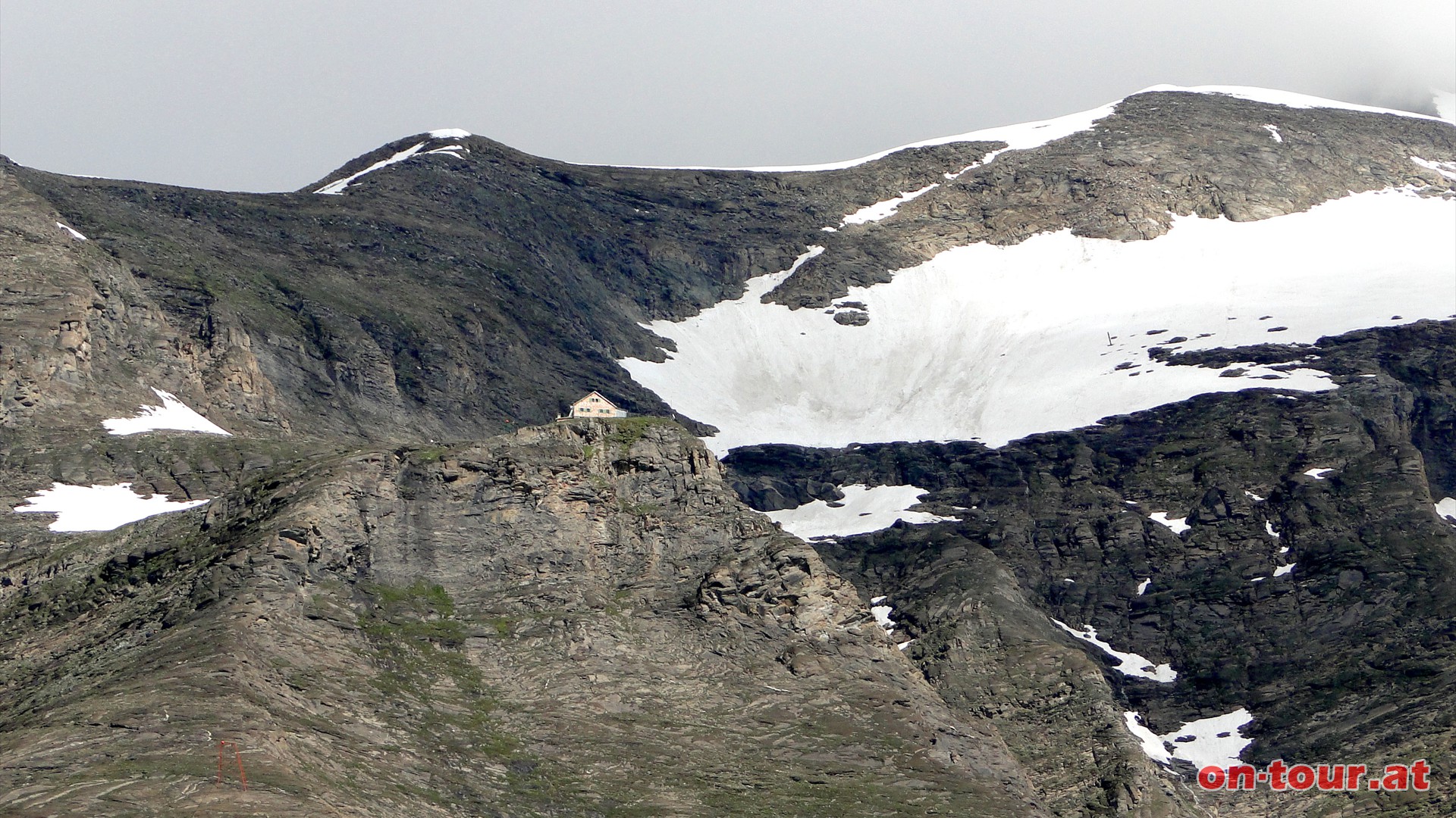 Das Heinrich-Schwaiger Haus liegt 800 m hher, darber der Kaindlgrat.