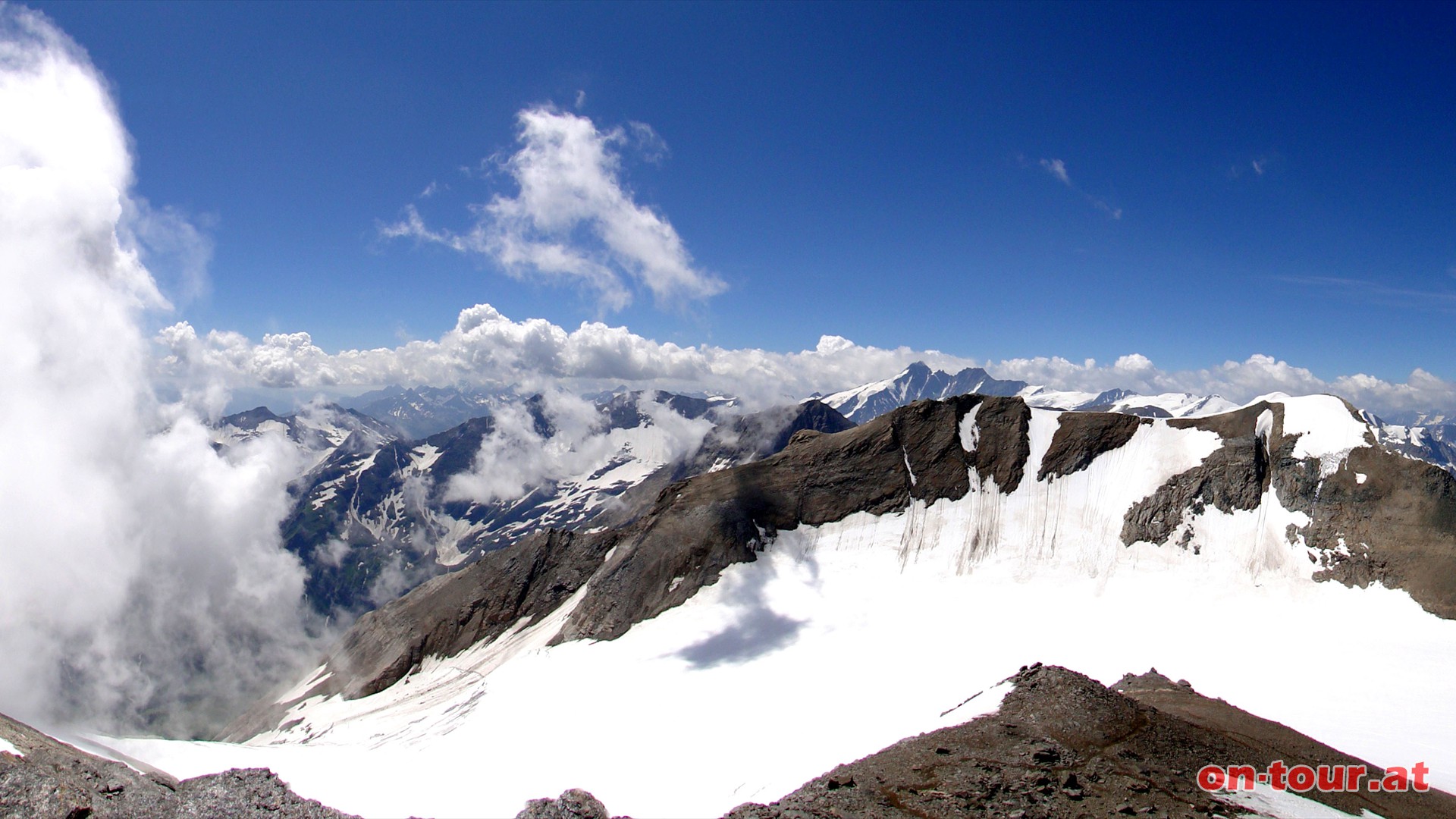 Im Sden der Vord. und Hint. Bratschenkopf (rechts); dahinter der Glockner.