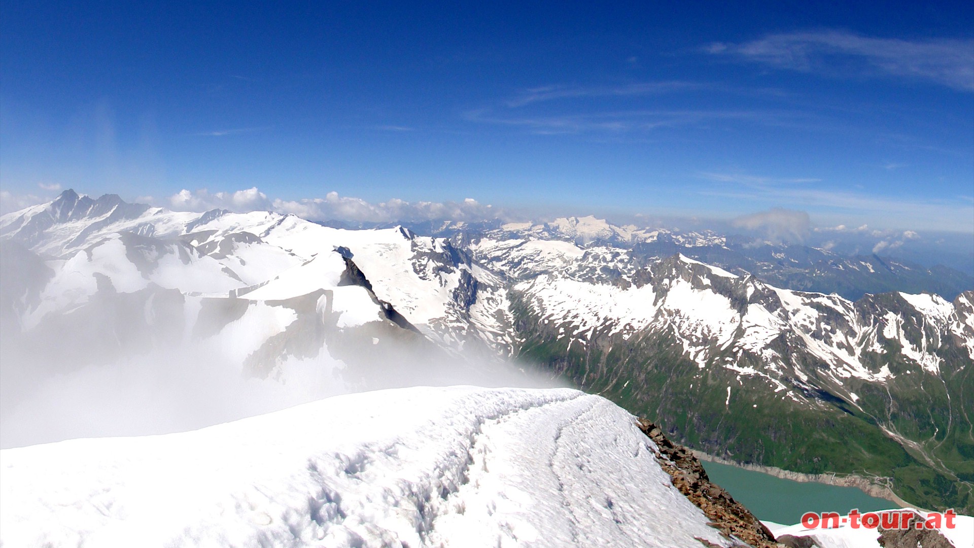 Im Sdwesten reicht der Blick vom Groglockner (links) bis zum Kapruner Tal.