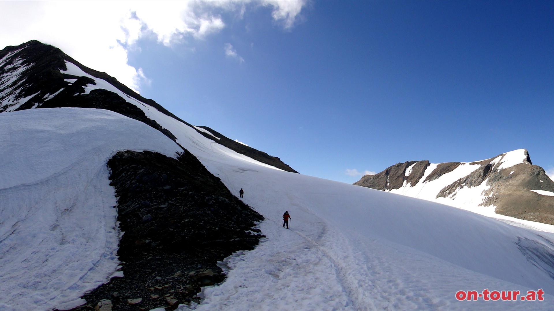 Nun ein Stck ber den Gletscher, bzw. das Schneefeld, bis zum Sdgrat, oder etwas steiler direkt ber den Westgrat hinauf.