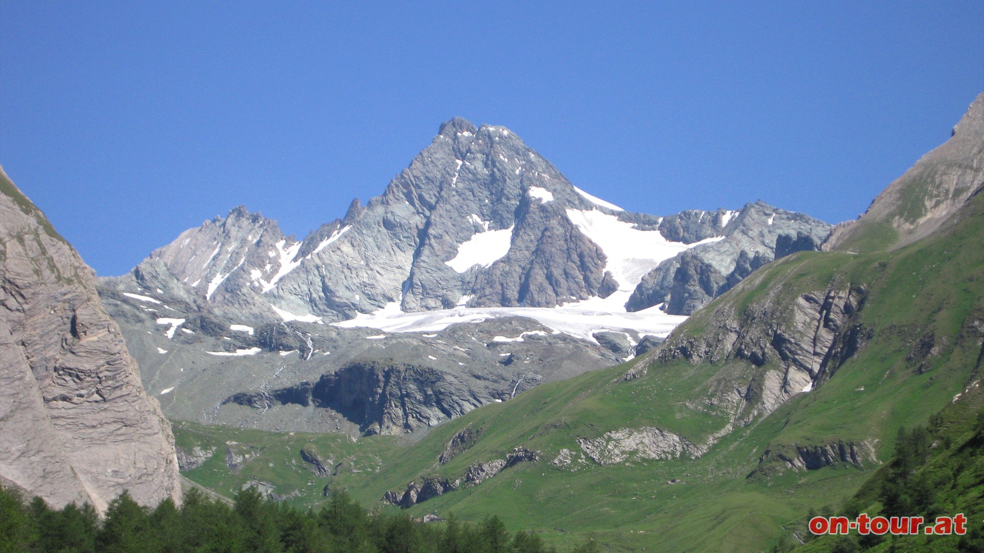 Bereits vom Lucknerhaus ist der eindrucksvolle und formschöne Gipfelaufbau des höchsten Berges Österreichs zu bewundern. Deutlich ist der Kleinglockner (re.) und der eigentliche Hauptgipfel (links) zu erkennen.
