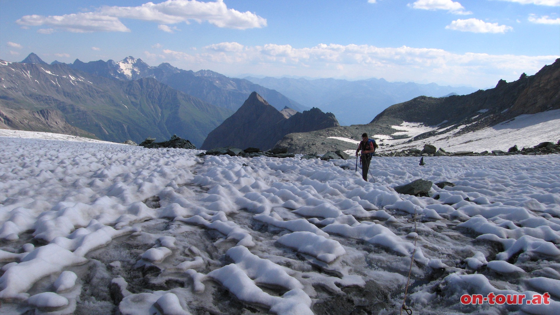 Gletscherspalten können eine Breite von mehreren Metern und Tiefen bis über 20 Meter erreichen. 
Selbst bei einer dickeren Schneedecke über dem Gletscher sollte auf Seil, Pickel, Steigeisen und Gurt nicht verzichtet werden. 