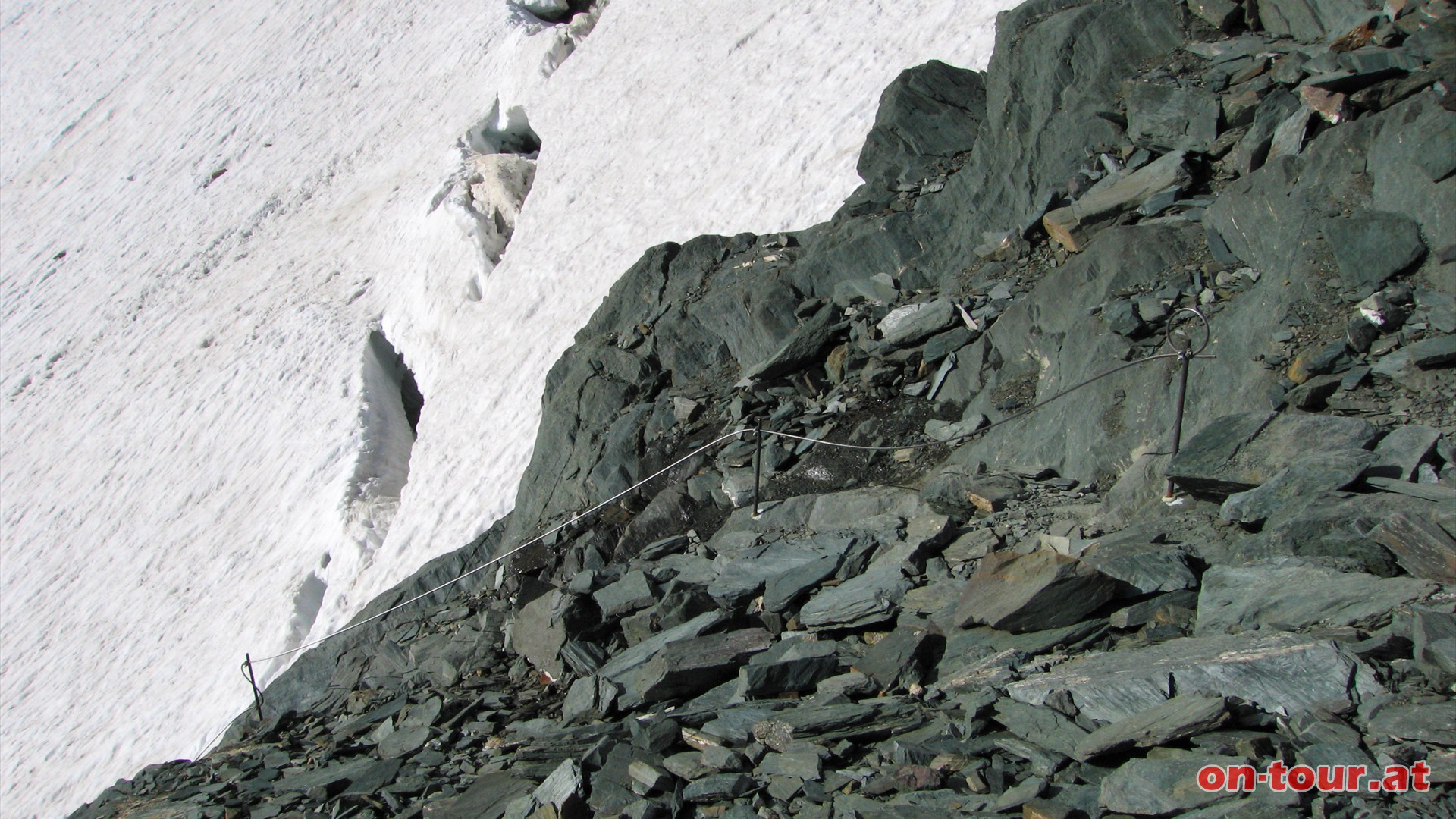 An der großen Gletscherspalte vorbei geht es über einen kurzen, mit Seilen gesicherten Steig den Kampl bergauf.