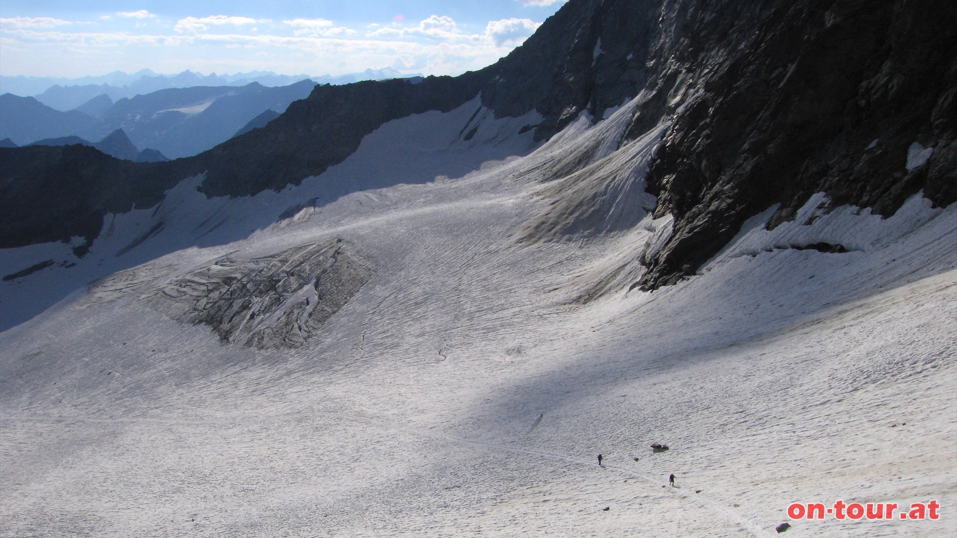 Im oberen Gletscherbereich schwenken wir langsam nach rechts und steuern auf den Kampl, einen Felsgrat zu. Kurz vor dem Kampl wird es steiler. In der Regel gibt es in diesem Bereich eine größere offene Spalte zu überwinden. 