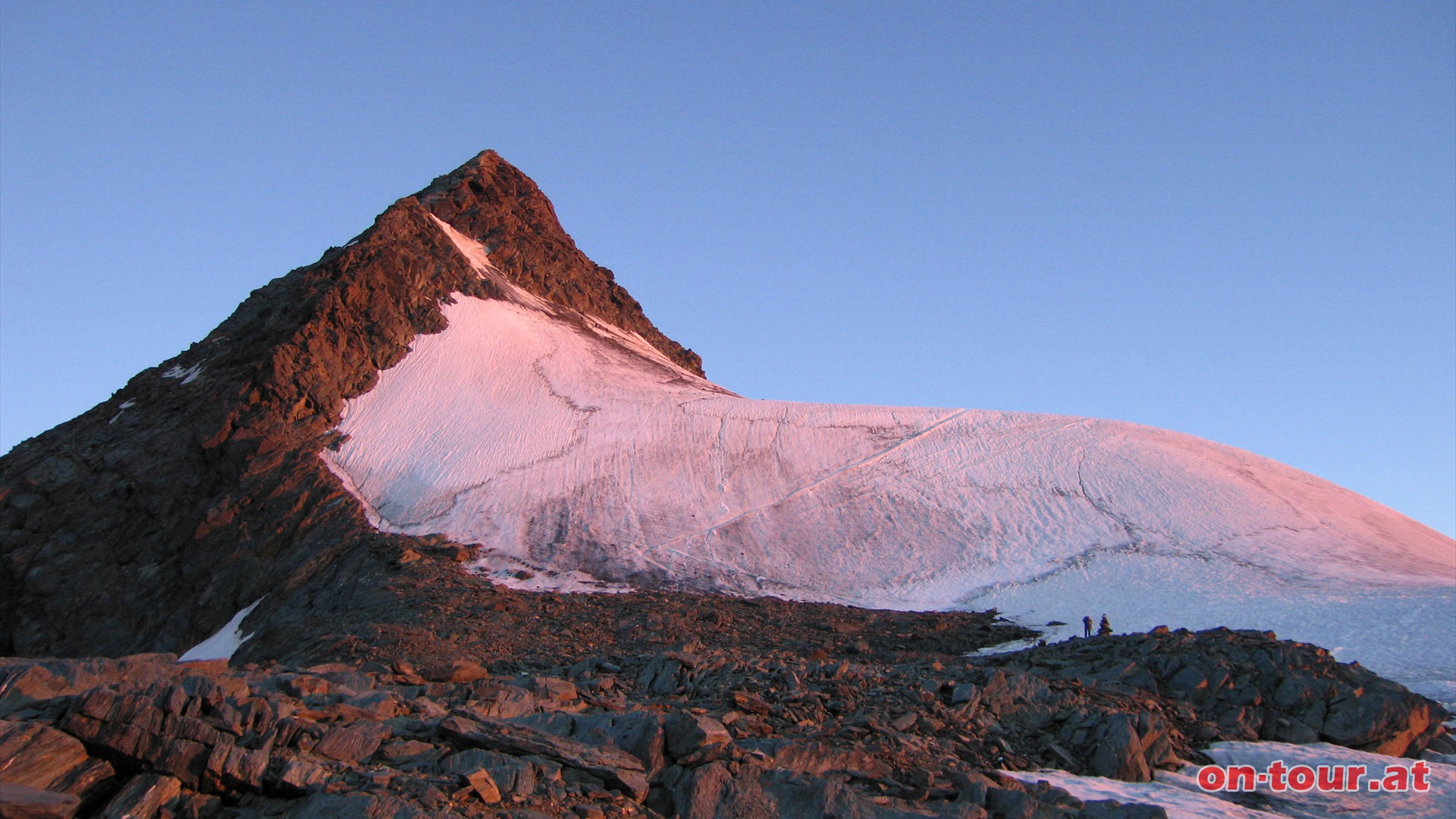 Eindrucksvoll präsentiert sich der spitze Gipfelaufbau des Großglockners. Rechts vom Gipfel der langgestreckte Eisbuckel des Glocknerleitls.