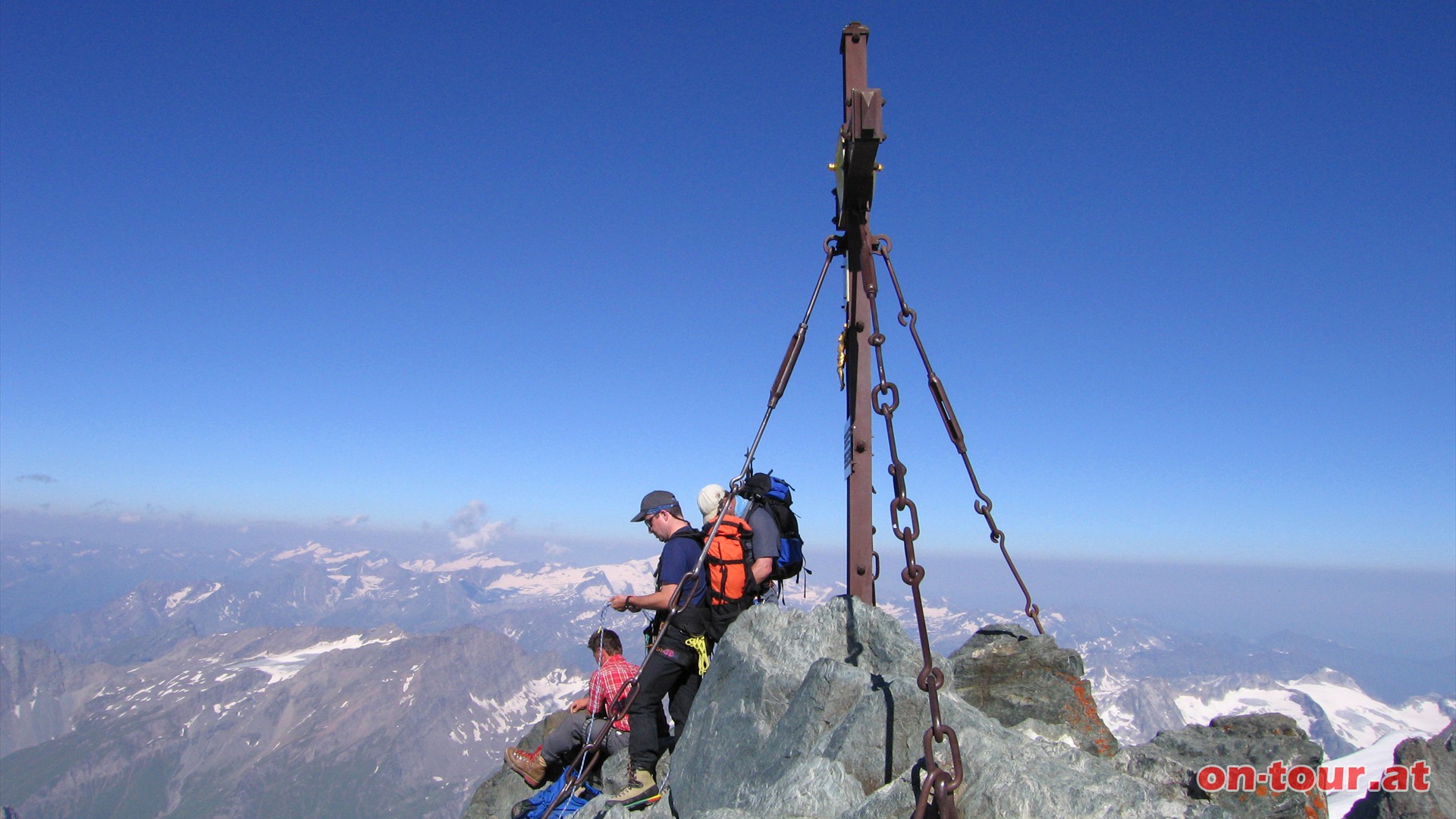 Das Dach Österreichs ist erreicht. Alle anderen Berge sind niedriger. Der Rundblick von Österreichs höchstem Berg ist atemberaubend.