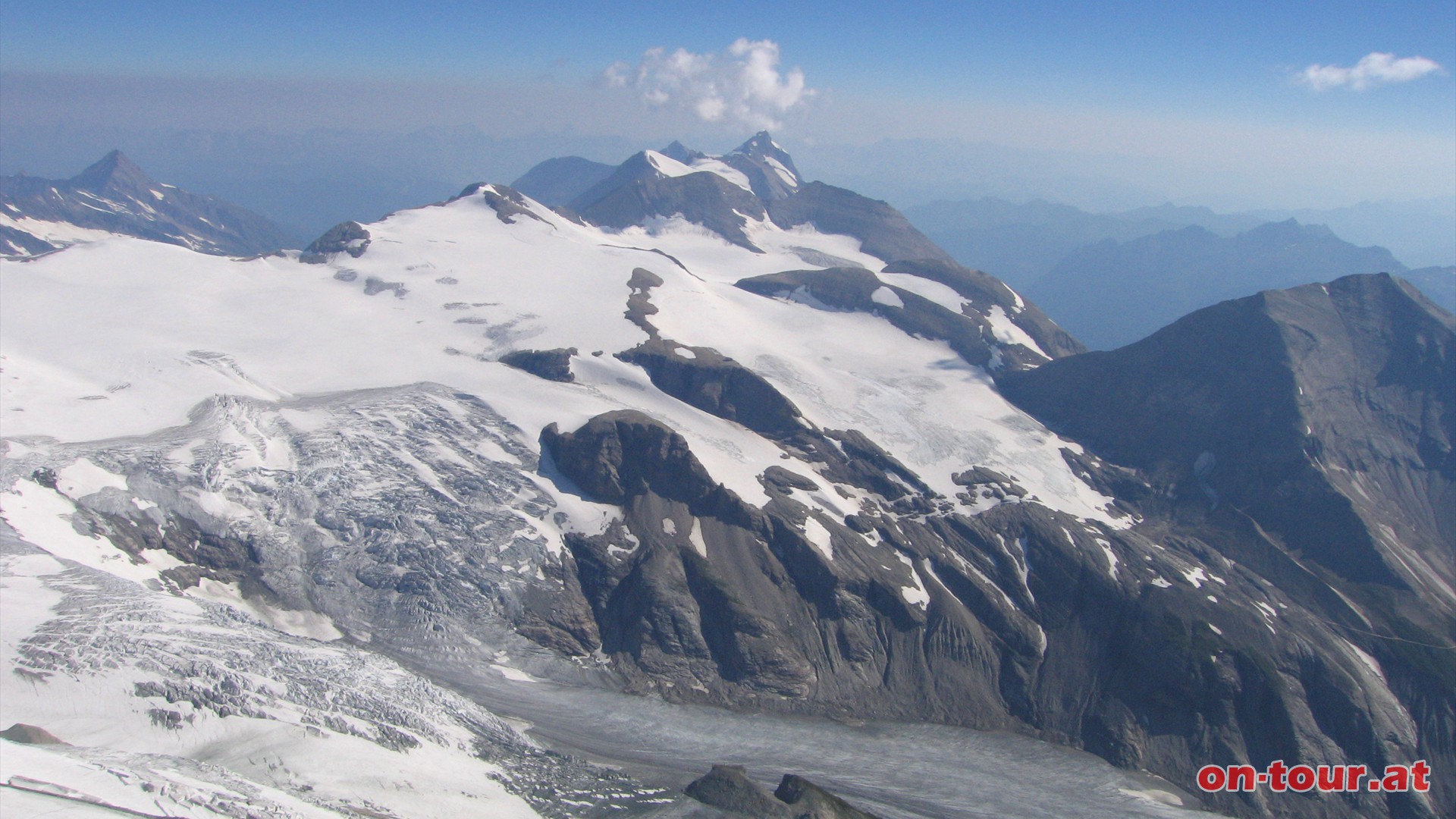 In nordöstlicher Richtung liegt das Gr. Wiesbachhorn und unten ist ein Teil der langgestreckten, gewaltigen Pasterze - Österreichs größtem Gletscher - zu sehen.