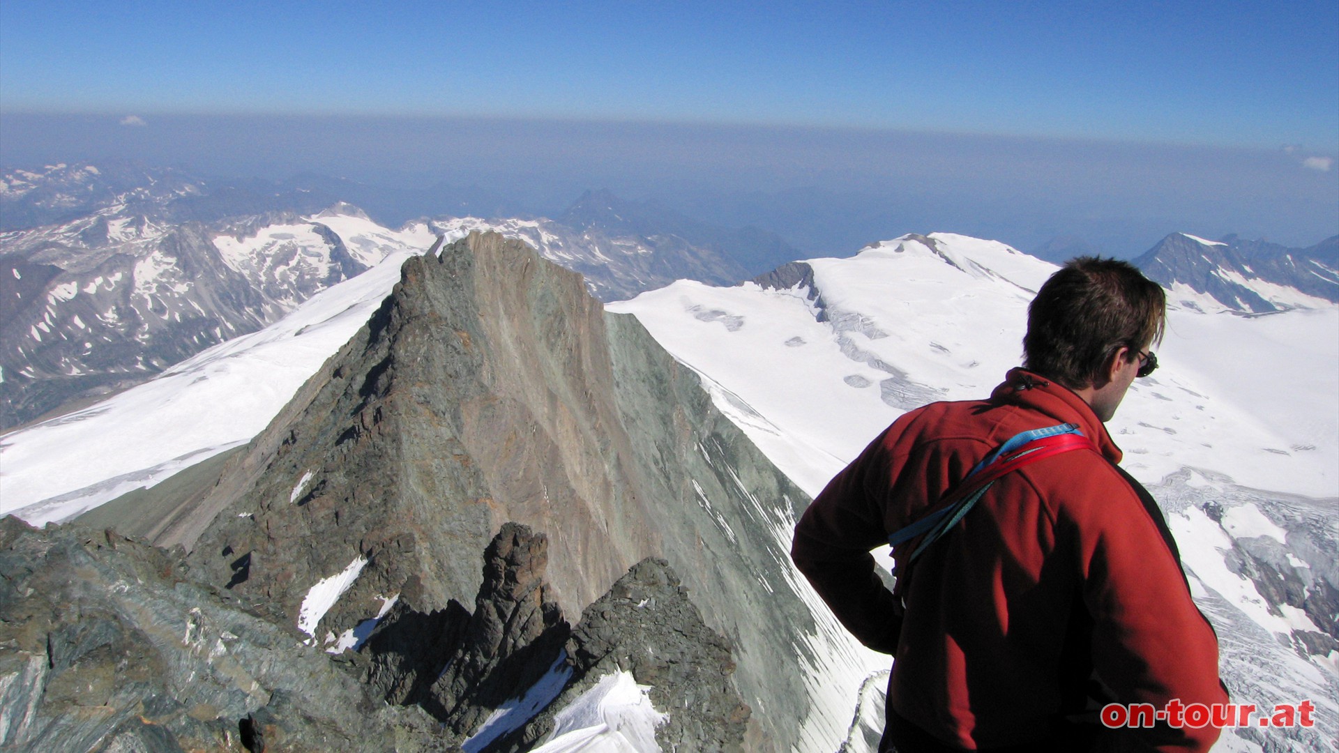 In nordwestlicher Richtung ist die Hofmannspitze und rechts der benachtbarte Johannis Berg. Unterhalb liegt der oberste Pasterzenboden.