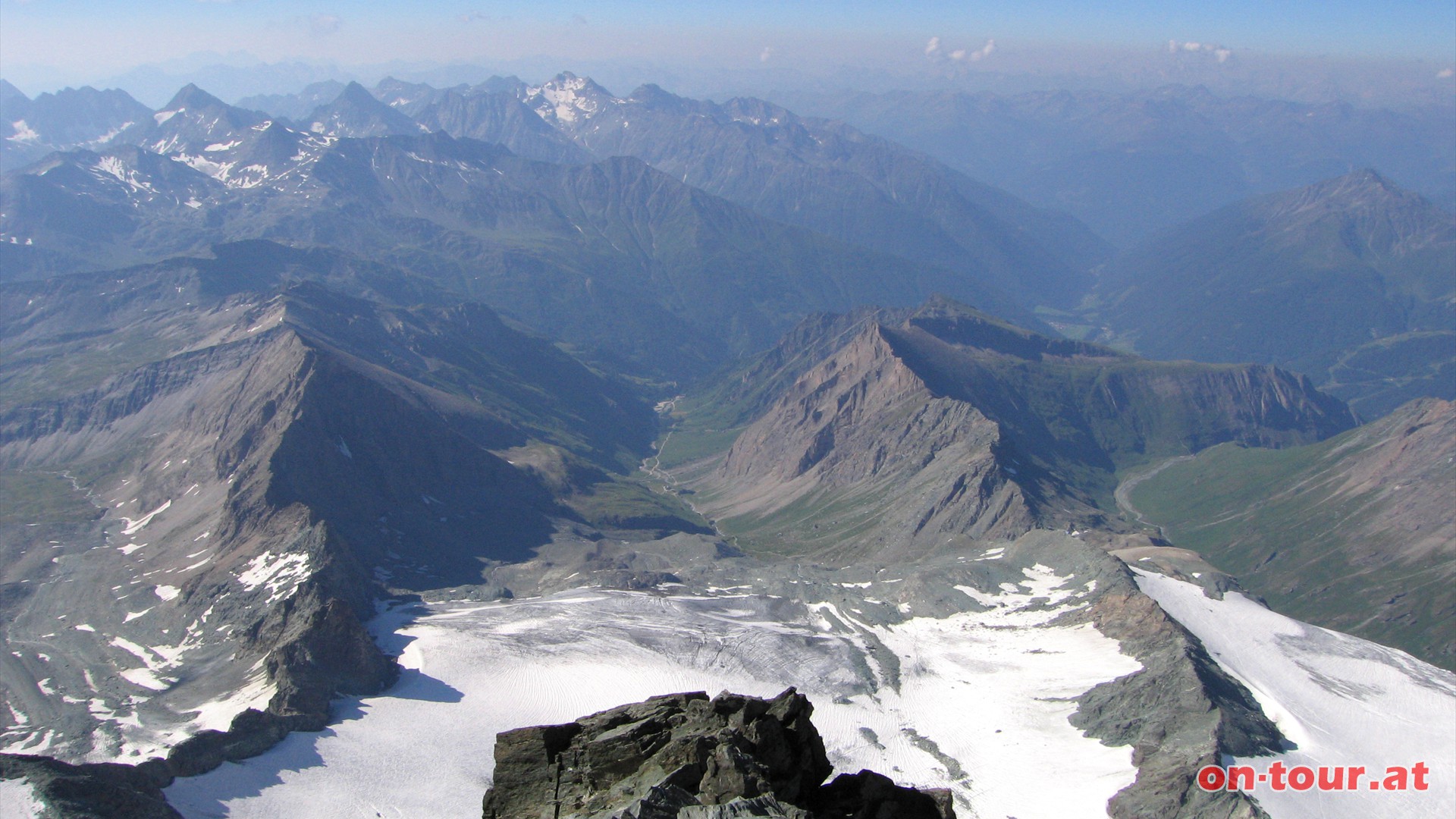 Sdlich vom Glockner erhebt sich im Hintergrund die Schobergruppe, in der Mitte liegt das Kdnitztal und im Vordergrund das Kdnitzkees.