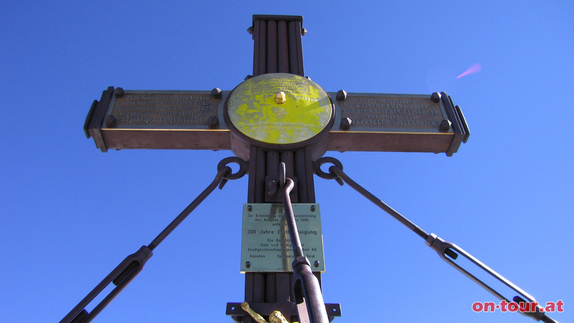 Ein letzter Blick auf das berühmte Glocknerkreuz - die Kalser Bergführer haben es bereits 1882 zu Ehren von Kaiser Franz Josef und seiner Sissy aufgestellt.