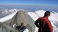 In nordwestlicher Richtung ist die Hofmannspitze und rechts der benachtbarte Johannis Berg. Unterhalb liegt der oberste Pasterzenboden.