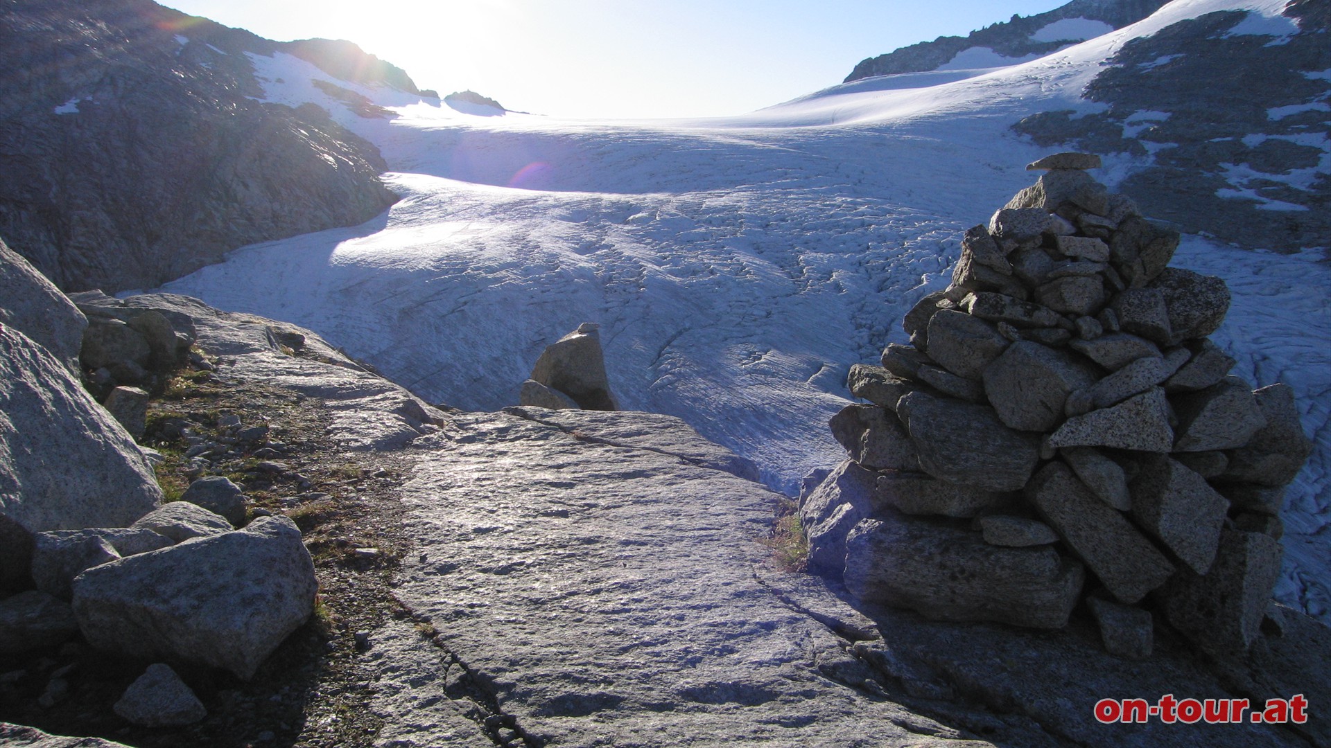 ber grobes Blockgelnde fhrt der Weg zunchst Richtung Osten bis zum Obersulzbach-Gletscher.