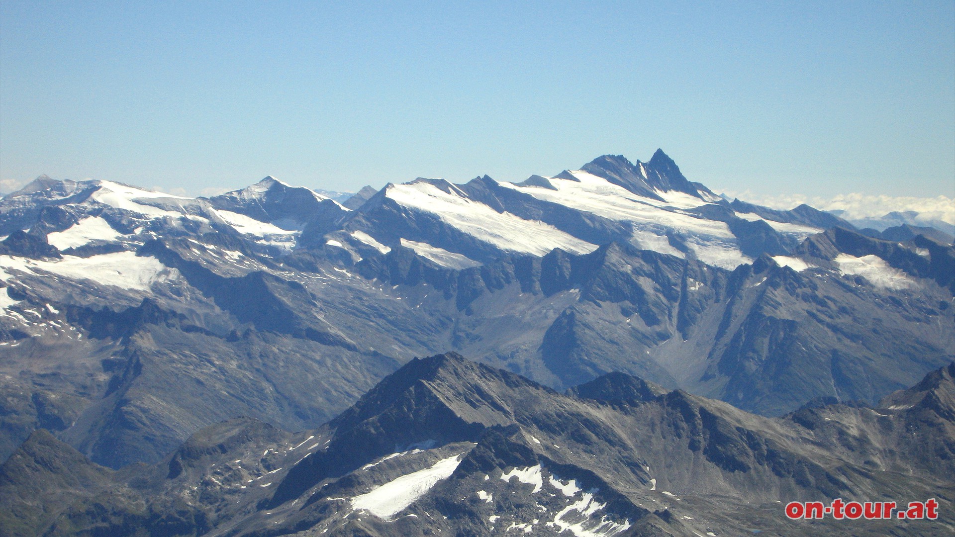 Der spitze, schwarze Berg im Detail; der Groglockner.