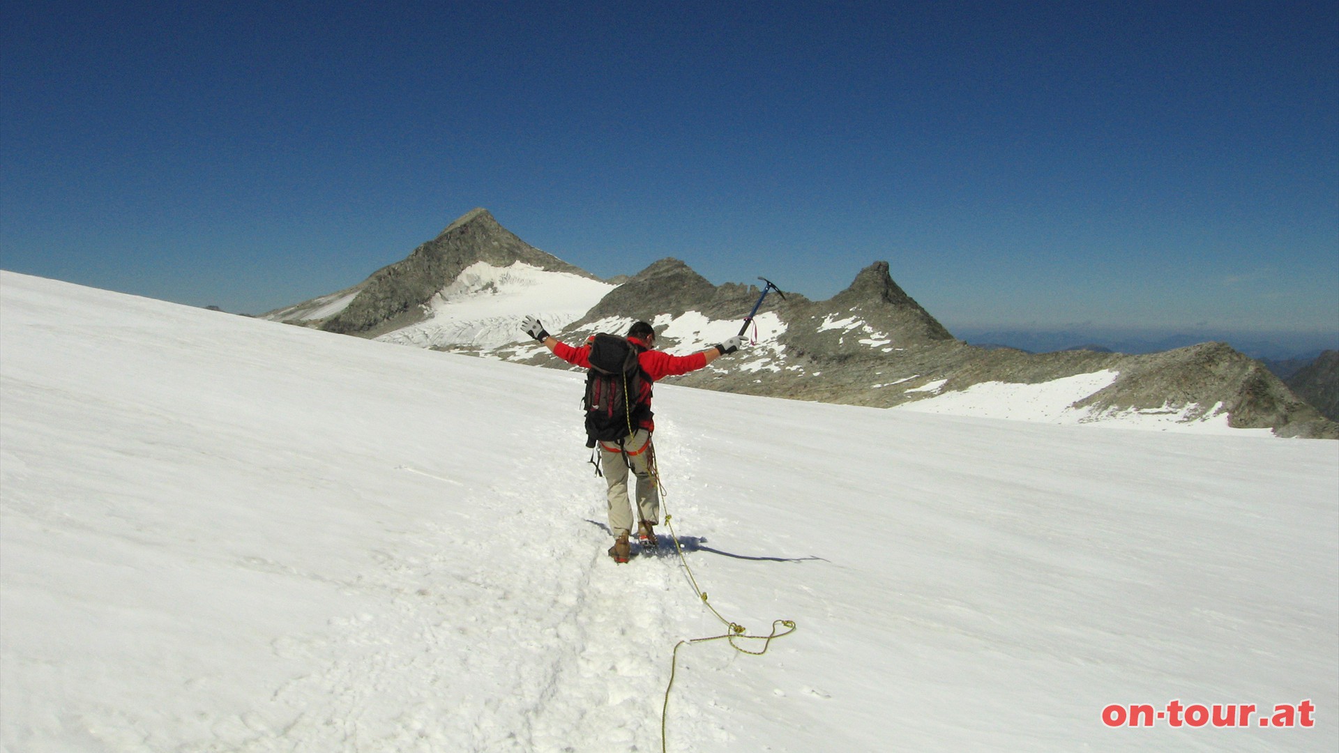 Ein herrlicher Tag, ein phantastisches Gipfelpanorama - die Freude hlt an - auch noch unten am Obersulzbachkees.