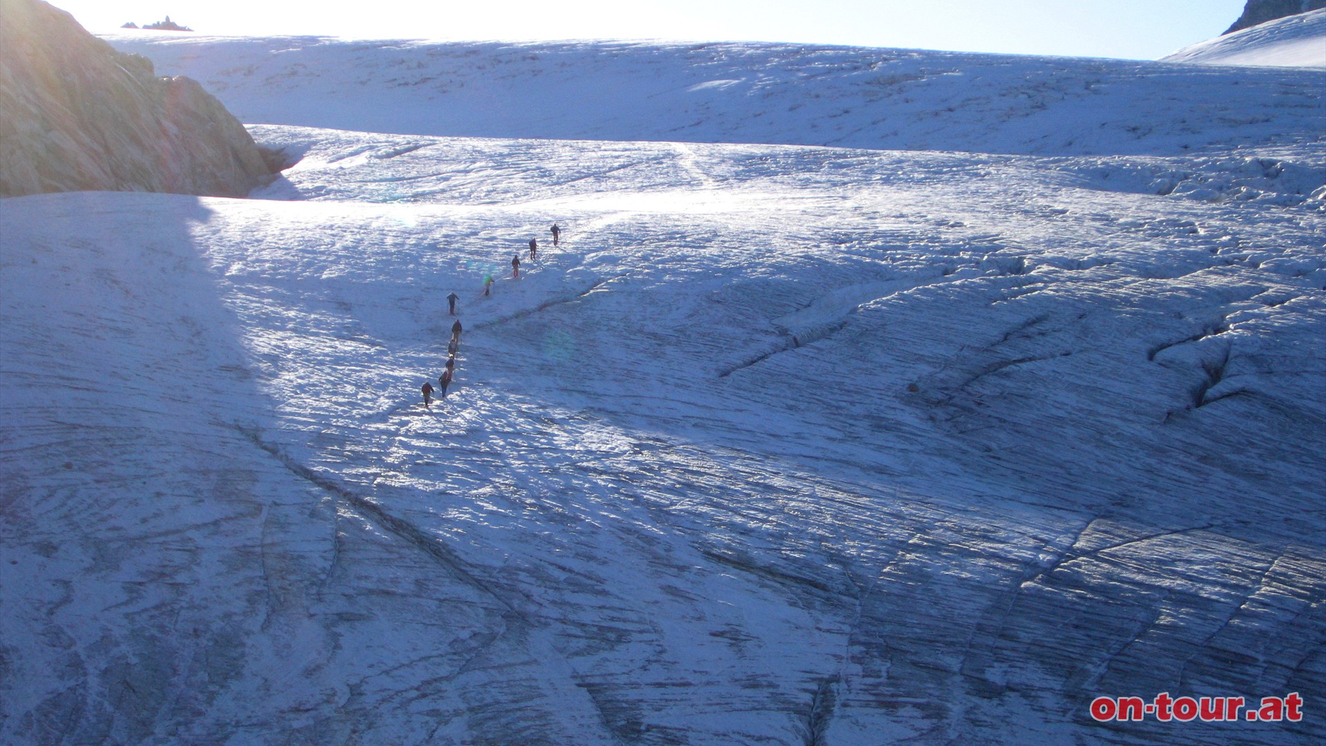 Eine größere Gruppe befindet sich bereits auf der weitläufigen Gletscherfläche.