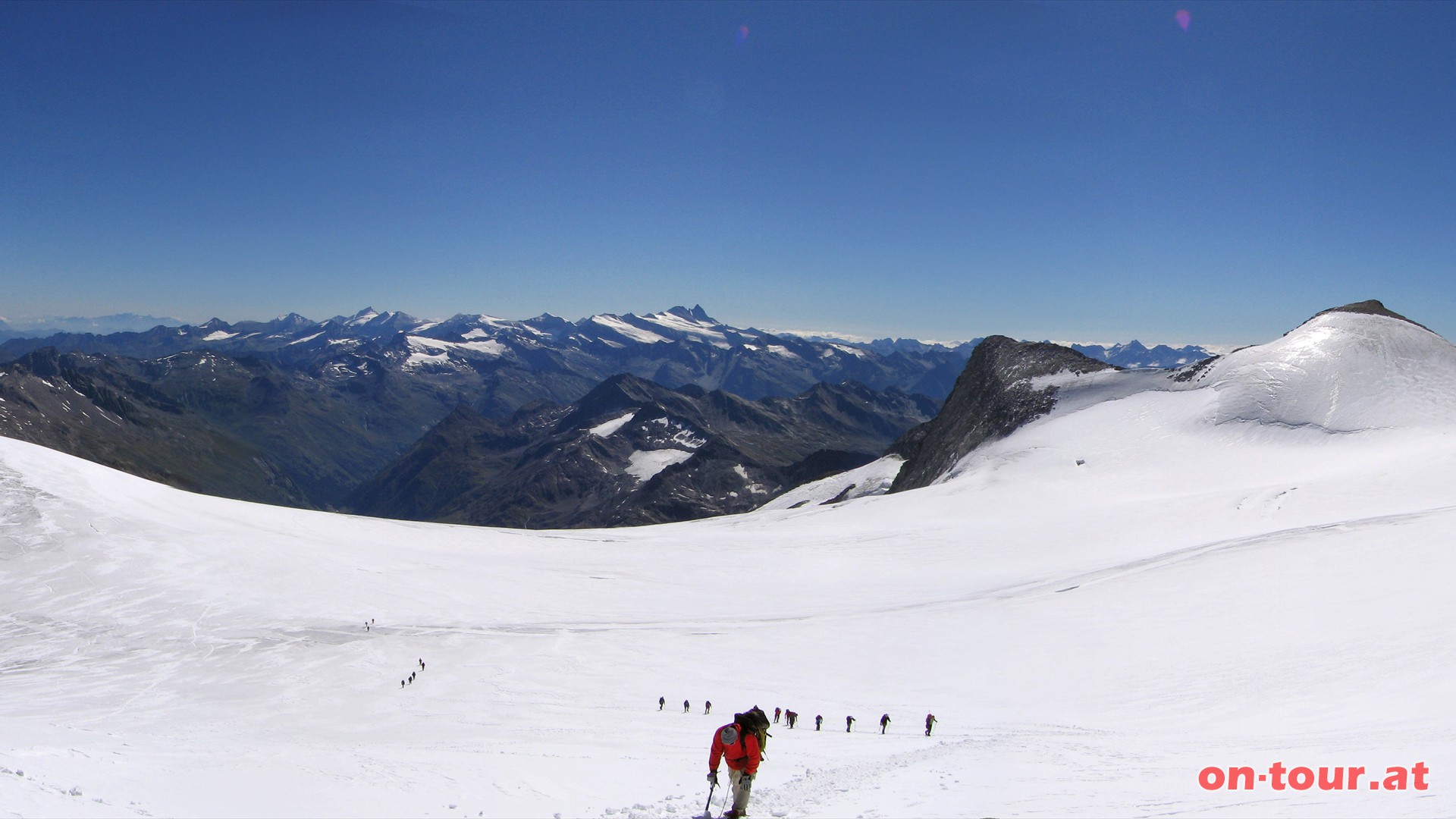 Groartiges Tauern Panorama mit der Glocknergruppe im Hintergrund. Rechts das Rainerhorn und die Schwarze Wand.