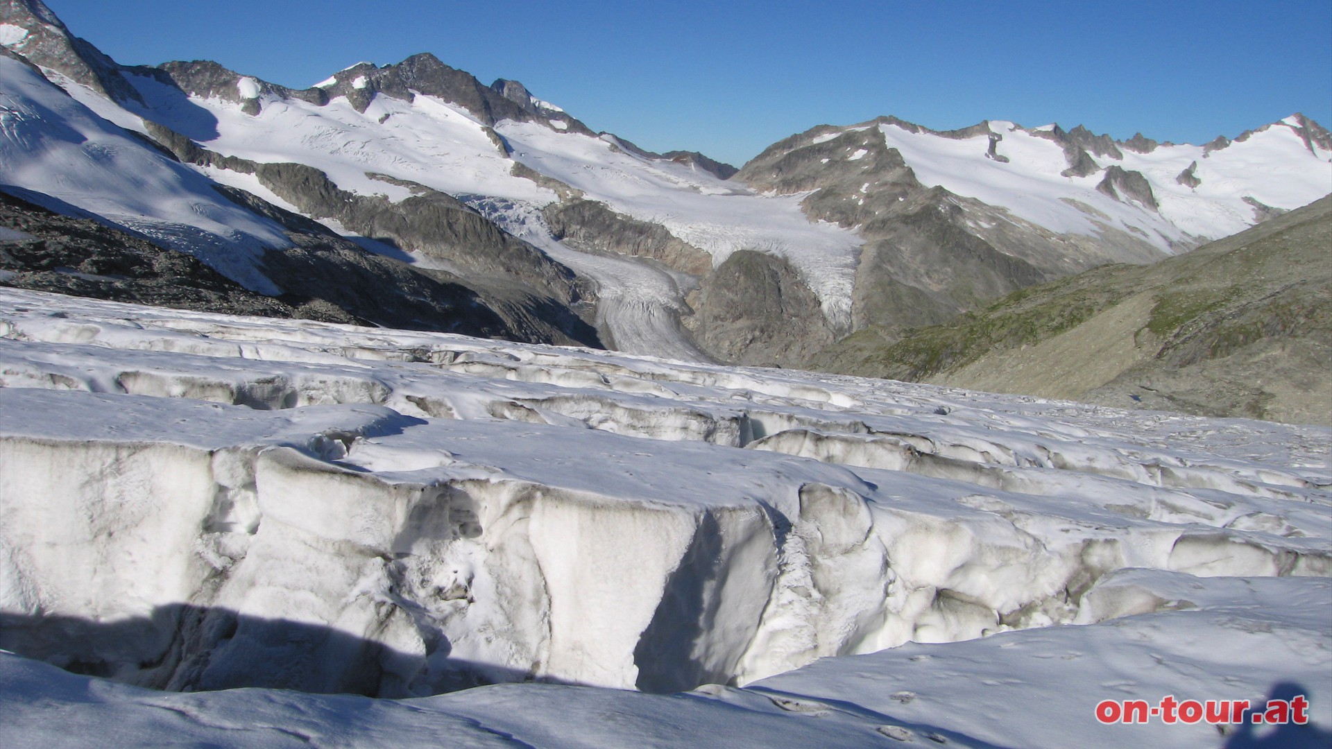 Langgezogene, breite und tiefe Gletscherspalten sind hier keine Seltenheit.