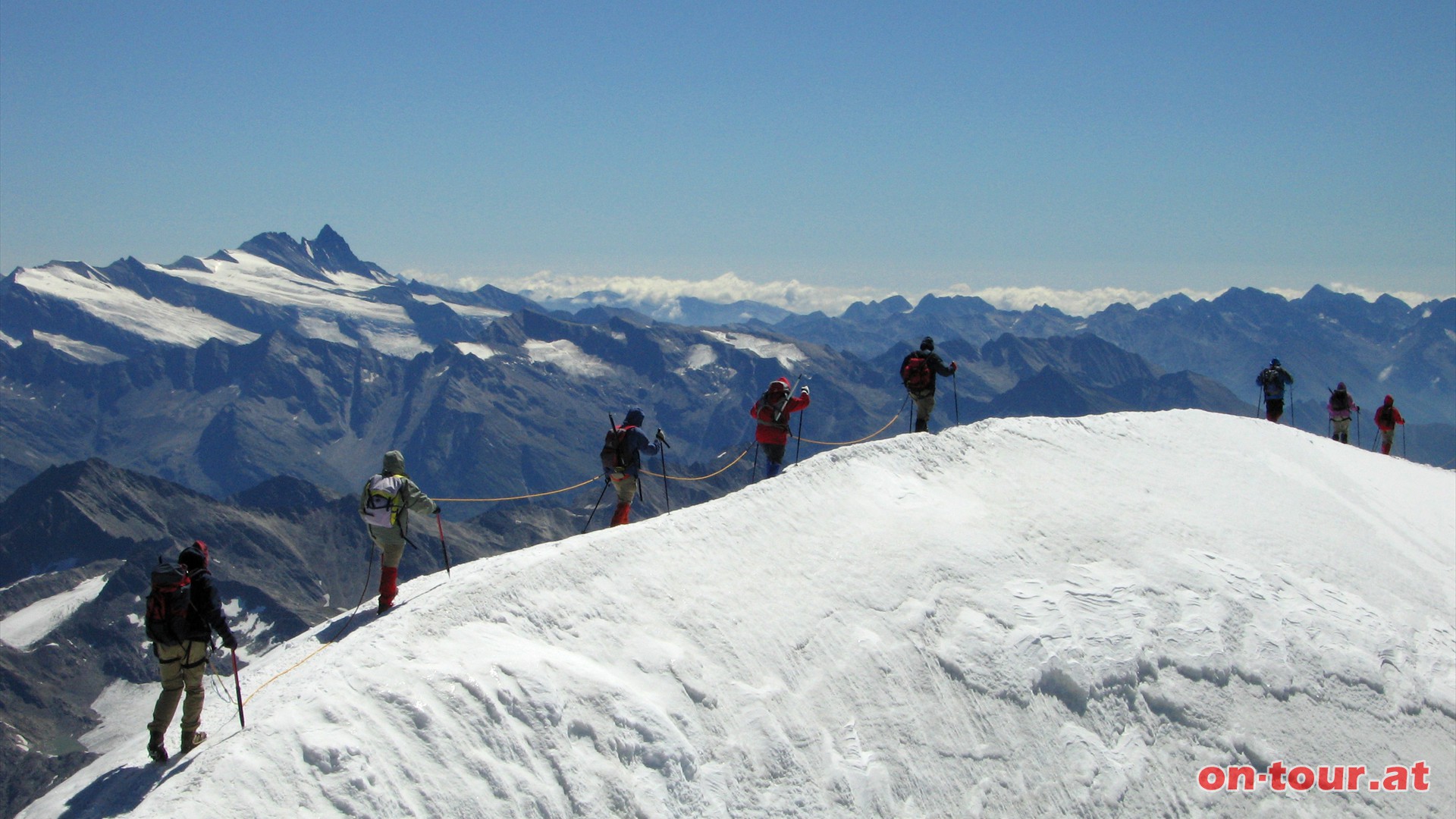 Mit vorsichtigen Schritten geht es schlielich wieder zurck. Den Glockner im Blickfeld.