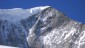 Langsam erkennt man das Gipfelkreuz. Besonders eindrucksvoll die gewaltige Schneewächte am Gipfelgrat.