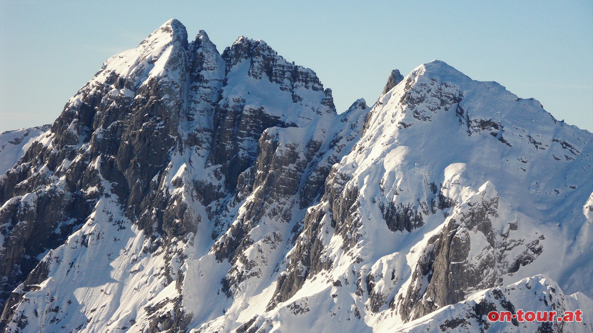 Der zweitplatzierte, spitze und steile dstein mit 2.335 m. Rechts daneben der Festkogel.