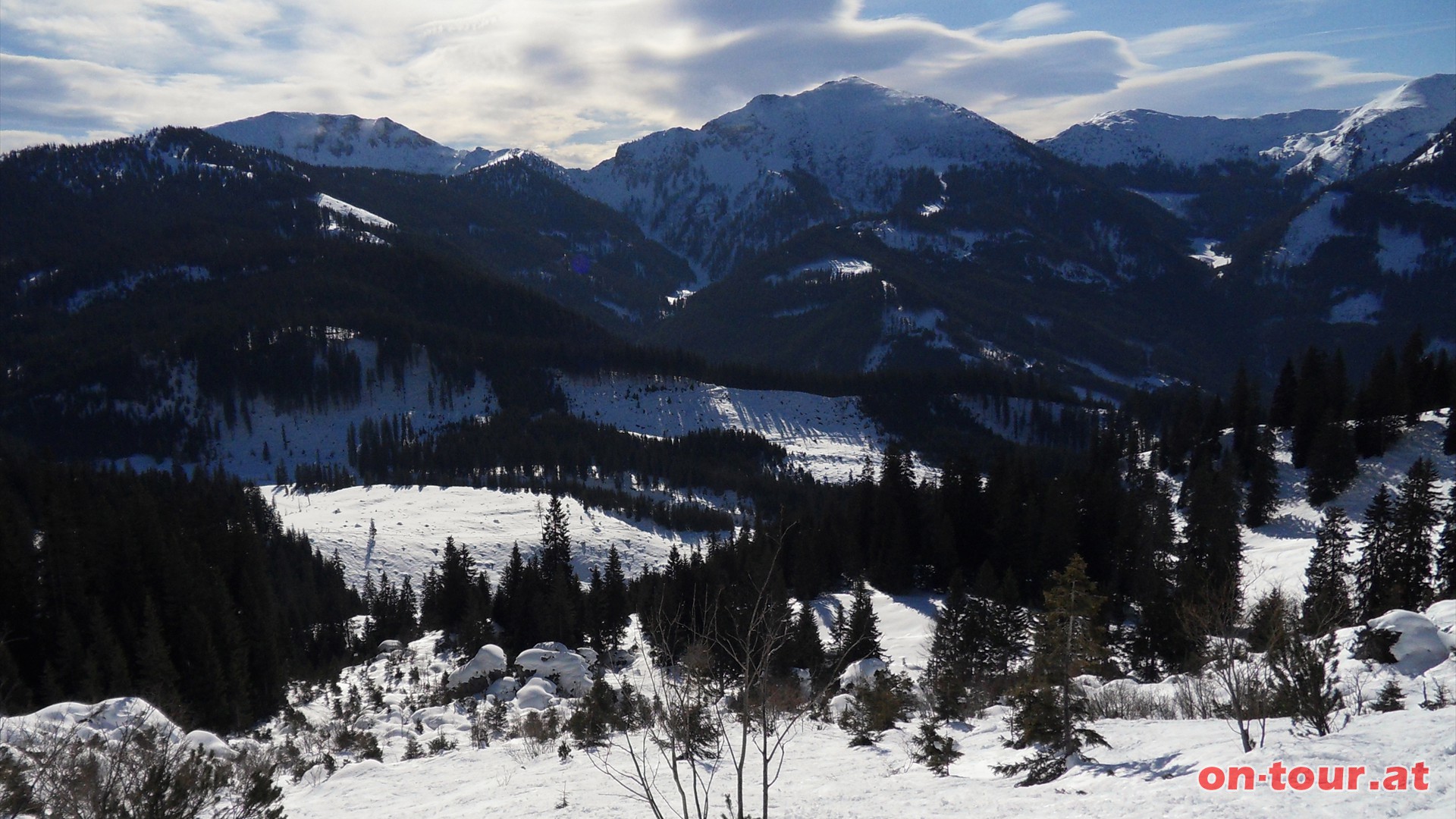 Im Sden die Eisenerzer Alpen, wie z.B. der Leobner.