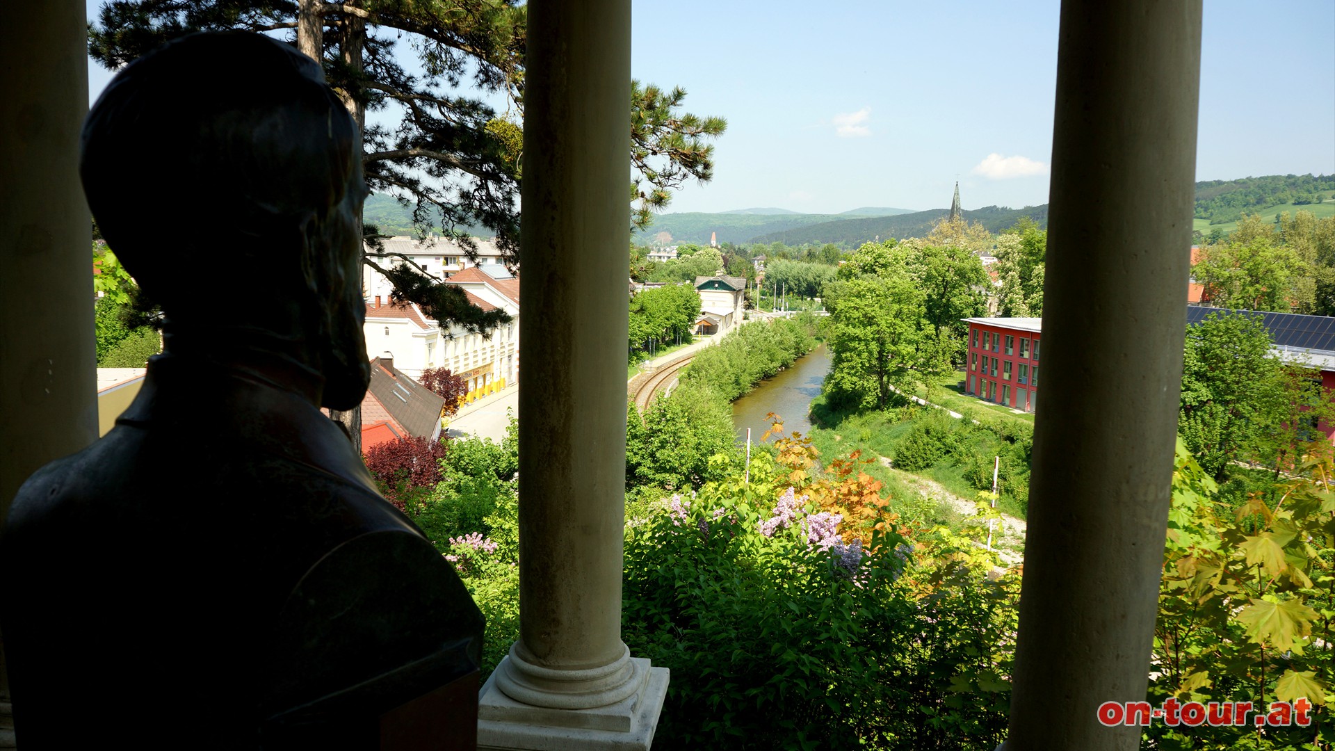 Auf der Anhhe geniet die Krupp Bste bereits ber hundert Jahre einen feinen Blick ber Berndorf.