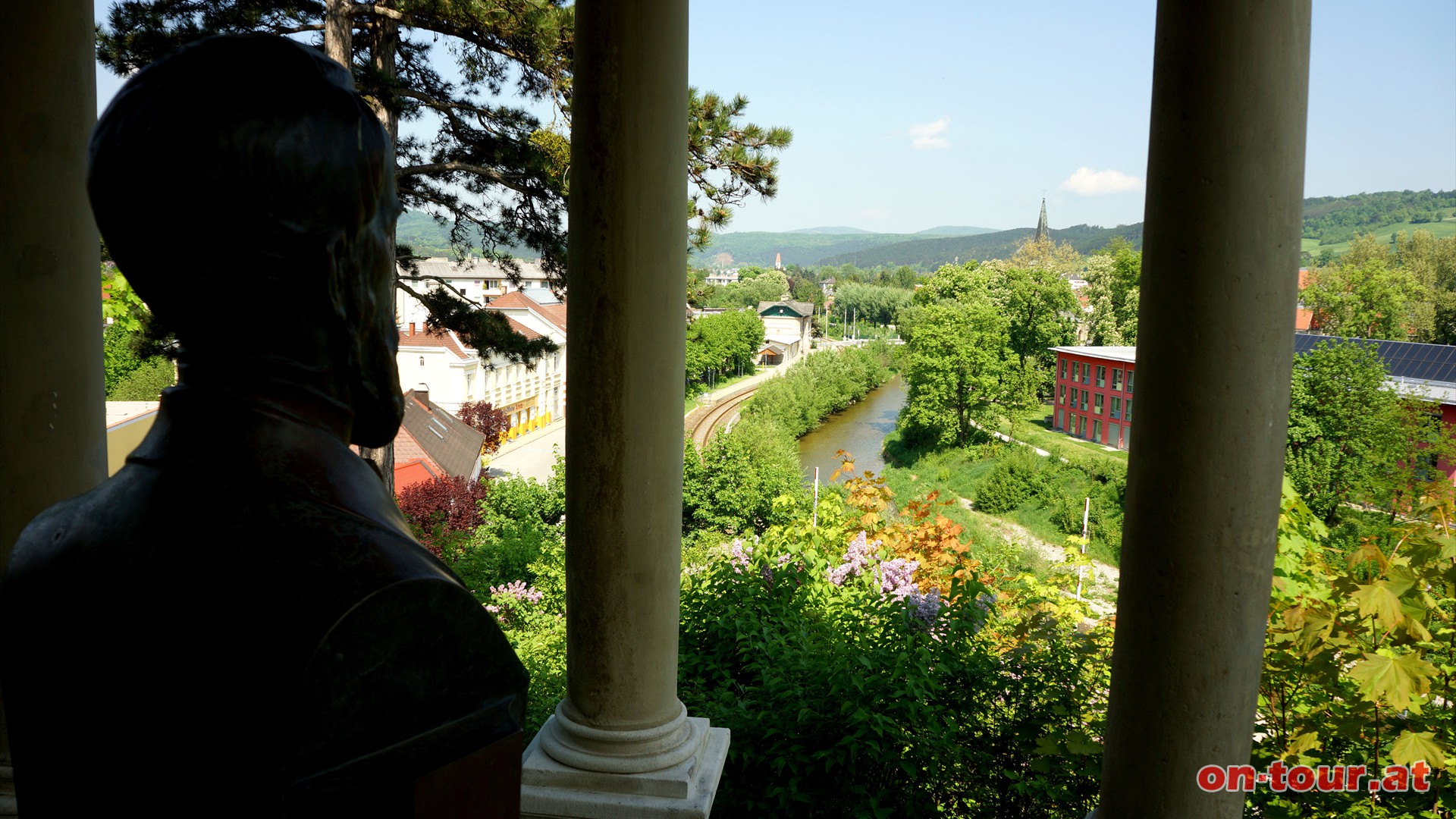 Auf der Anhhe geniet die Krupp Bste bereits ber hundert Jahre einen feinen Blick ber Berndorf.