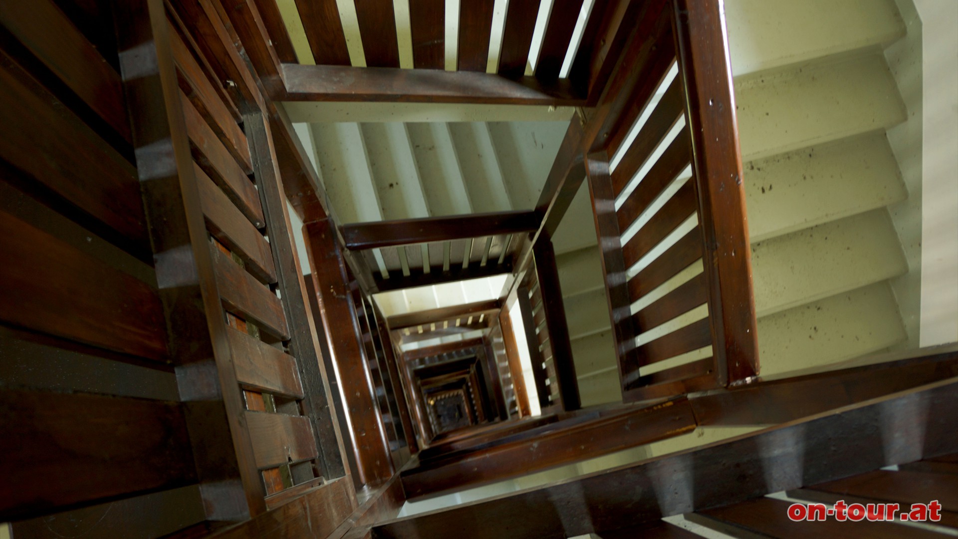 Der Tiefblick im Treppenhaus erinnert an die berhmte, schwindelerregende Glockenturmszene in Alfred Hitchcocks Vertigo; aber bitte nicht den Boden unter den Fen verlieren.