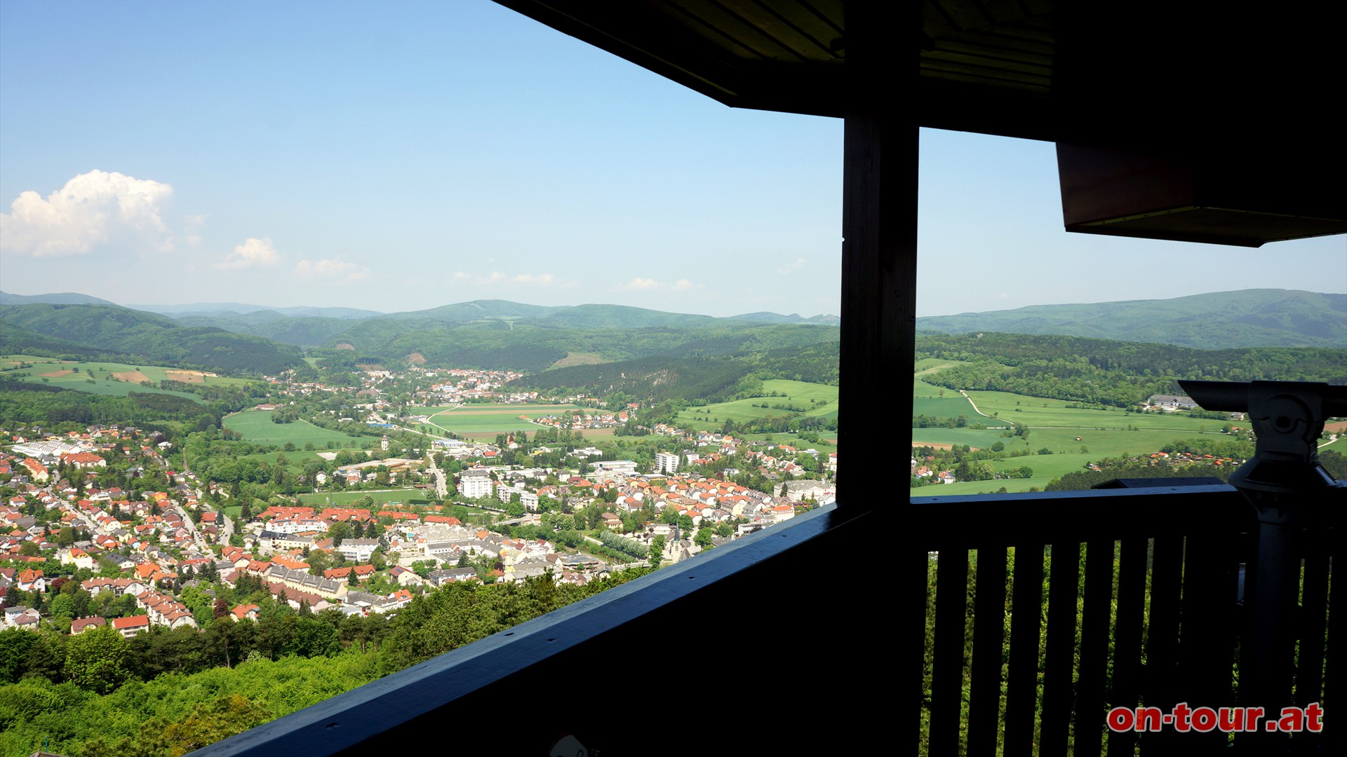 Die Warte bietet einen herrlichen Blick ber die gesamte Region. Addiert man zu den 473 m Guglzipf-Seehhe auch noch die Turmhhe, dann wird die 500 m Marke bertroffen.