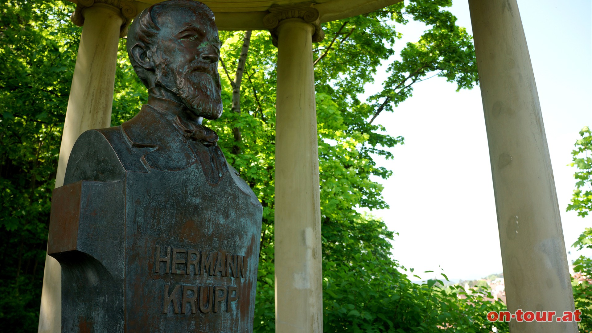 Erste Station ist das, 1910 erbaute, Hermann-Krupp-Denkmal.