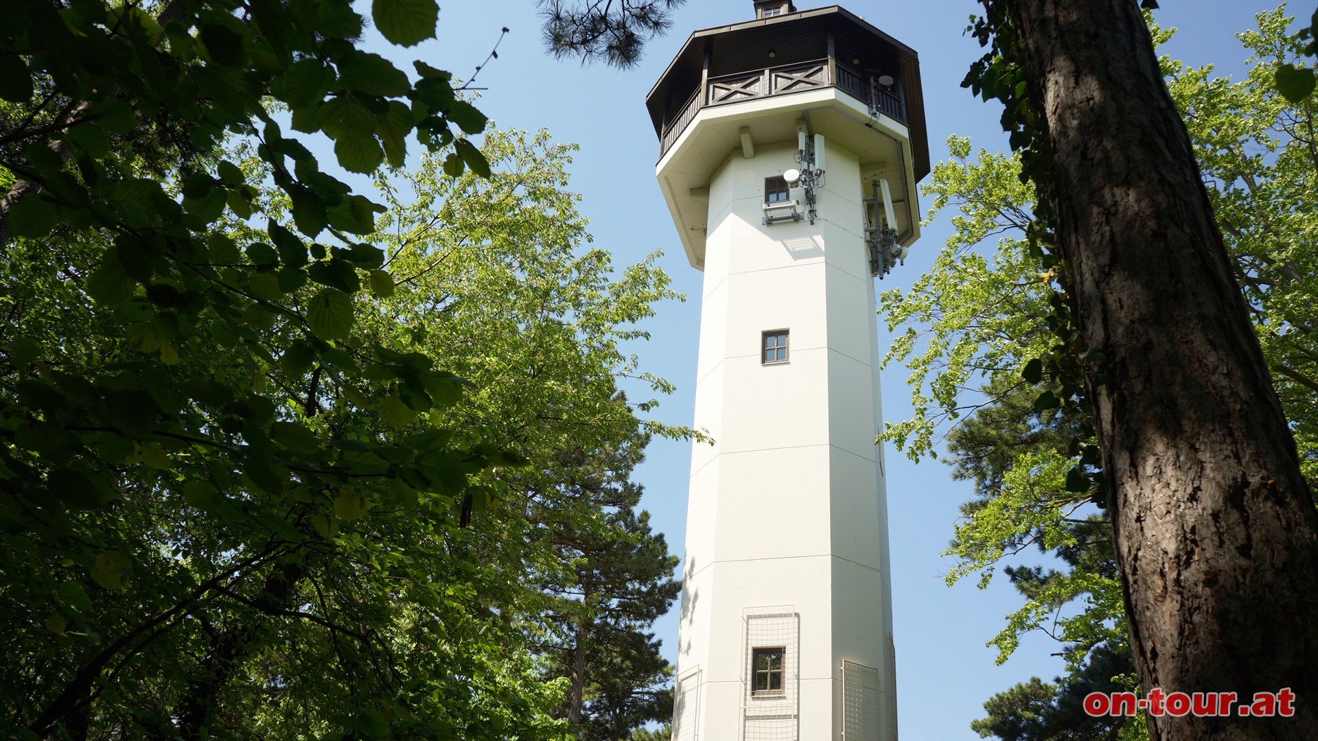 Nach 30 Minuten ist die monumentale, weithin sichtbare, 34 Meter hohe Jubilumswarte erreicht.