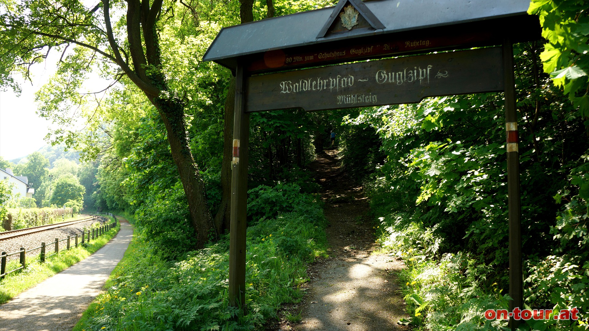 Zunchst in sdstlicher Richtung auf der Bahnhofstrae entlang (Parkplatz) bis zum Einstieg in den Waldlehrpfad.