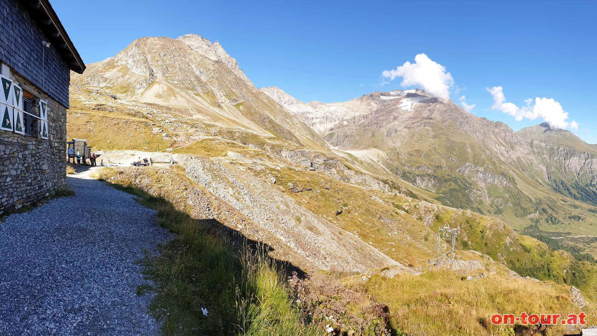 Naturfreundehaus Neubau mit Hoher Sonnblick, Hocharn und Ritterkopf (li. nach re.).