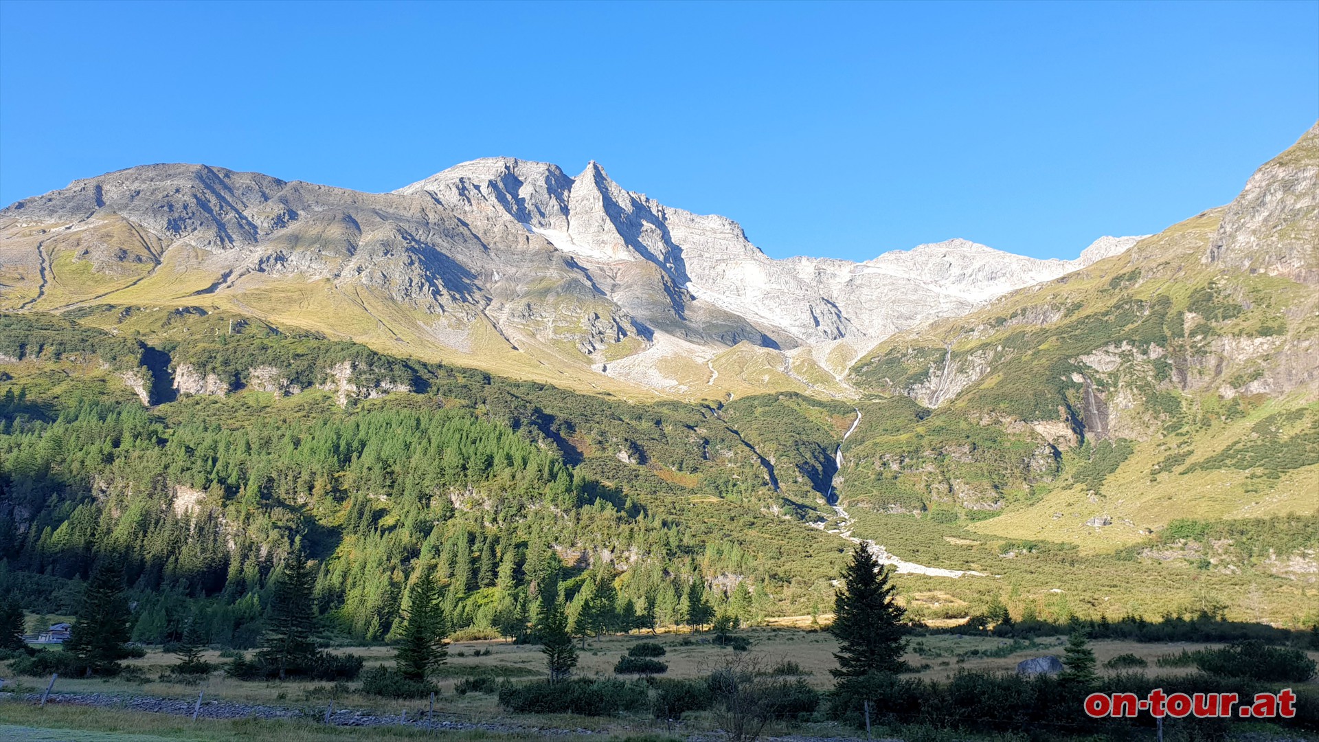 Start; Parkplatz Lenzanger Richtung Naturfreundehaus Kolm-Saigurn mt Blick zum Sonnblick.