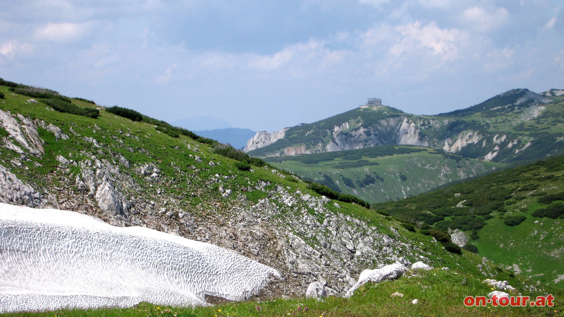 Gut zu erkennen ist das Habsburghaus im nrdlichen Teil des Raxplateaus.