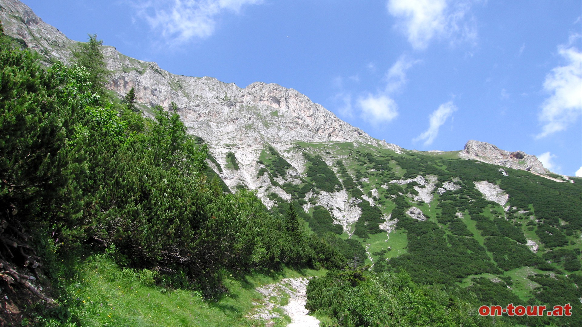 Rechts vom Karl-Graben fhrt der Schlangenweg bergauf.