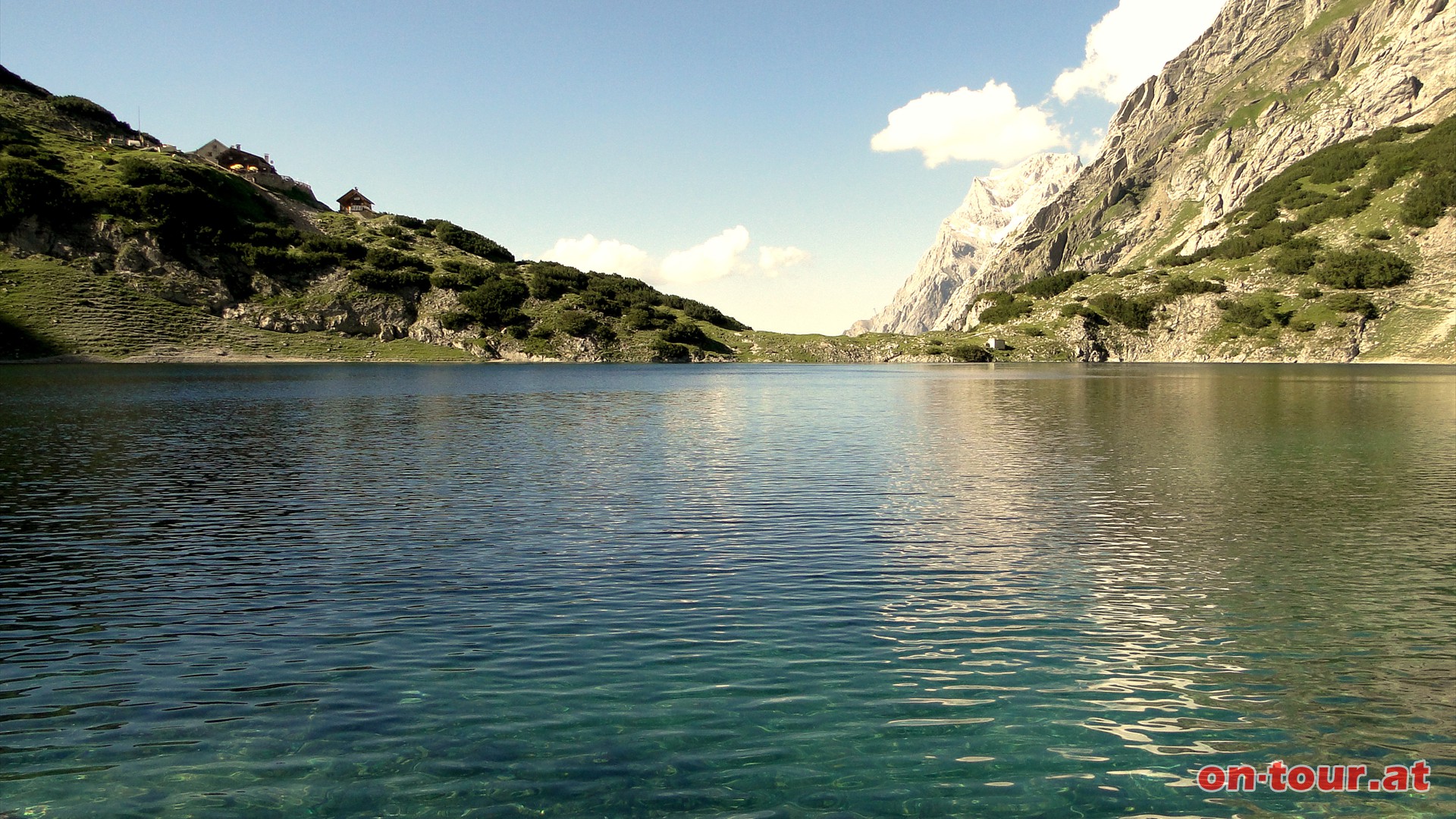 Abstecher zum traumhaft gelegenen Drachensee. Die Zugspitze blickt auch hervor.